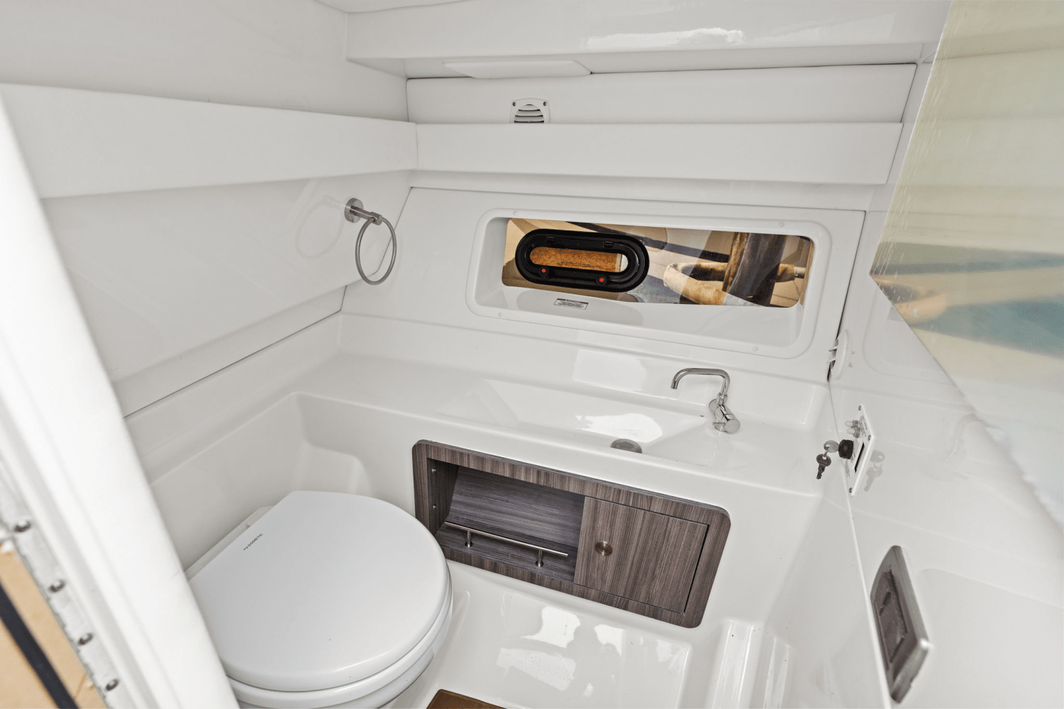 2025 Sea Ray SLX 350 Outboard Image Thumbnail #38