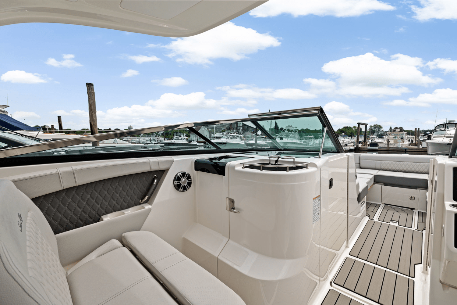 2025 Sea Ray SLX 350 Outboard Image Thumbnail #32