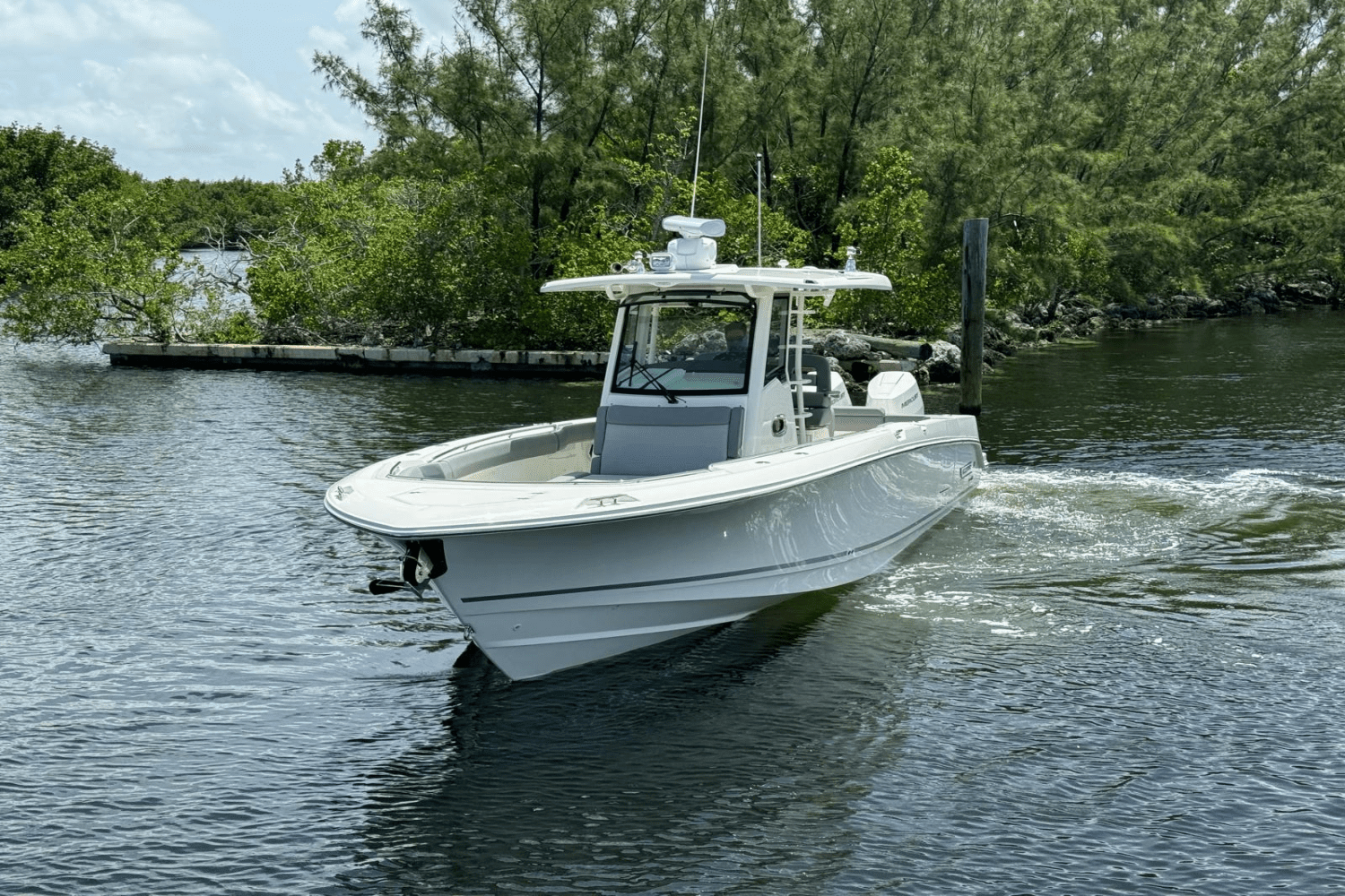 2024 Boston Whaler 330 OUTRAGE Image Thumbnail #3