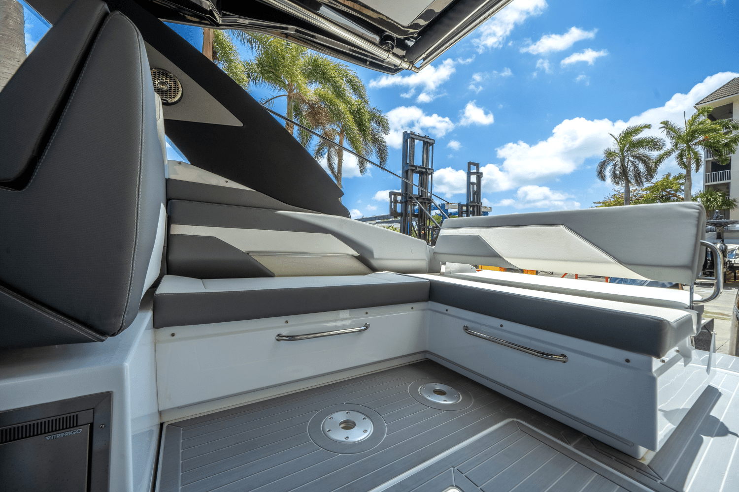 2023 Cruisers Yachts 34 GLS OUTBOARD Image Thumbnail #11