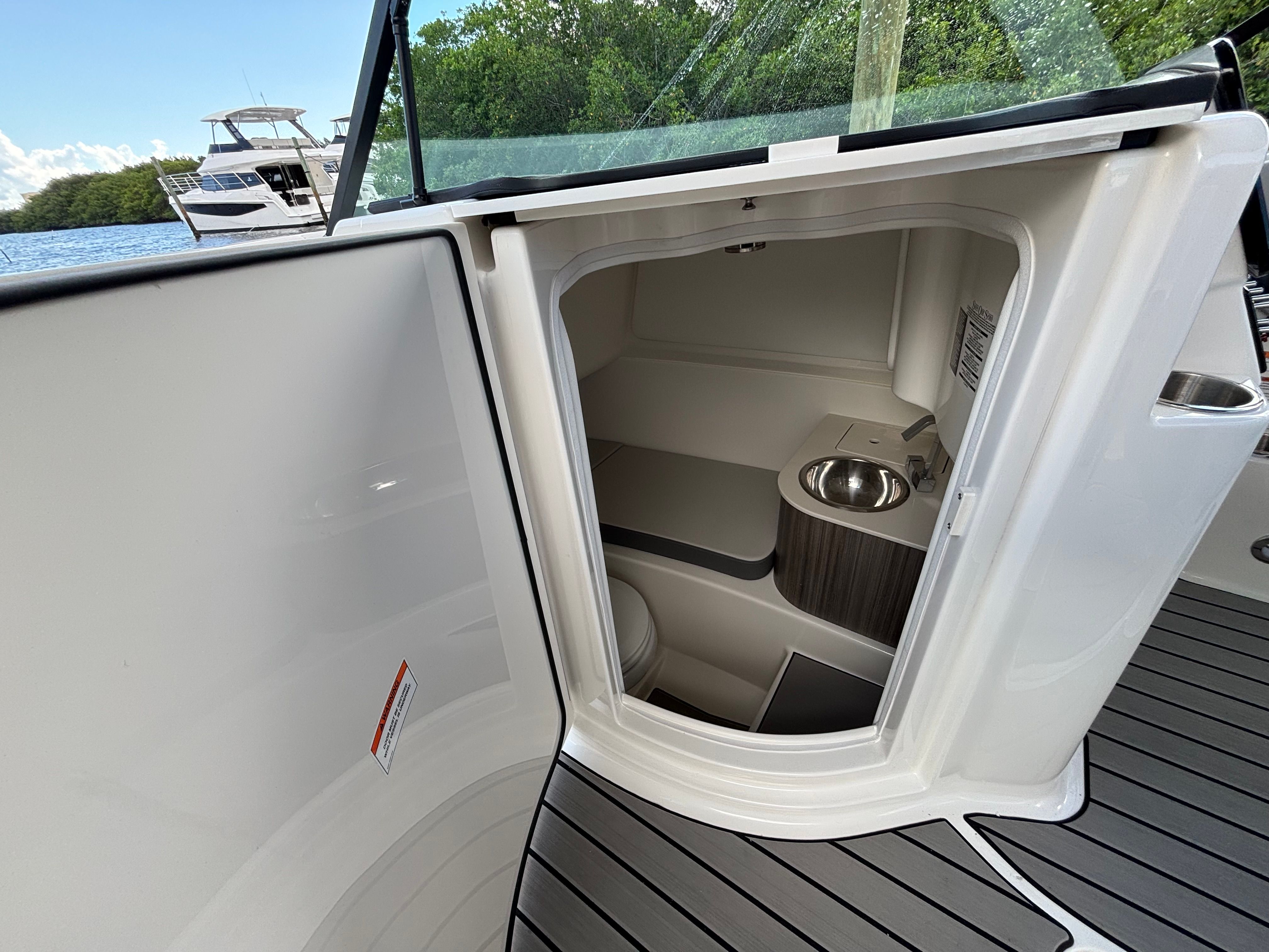 2025 Sea Ray SDX 270 Outboard Image Thumbnail #17