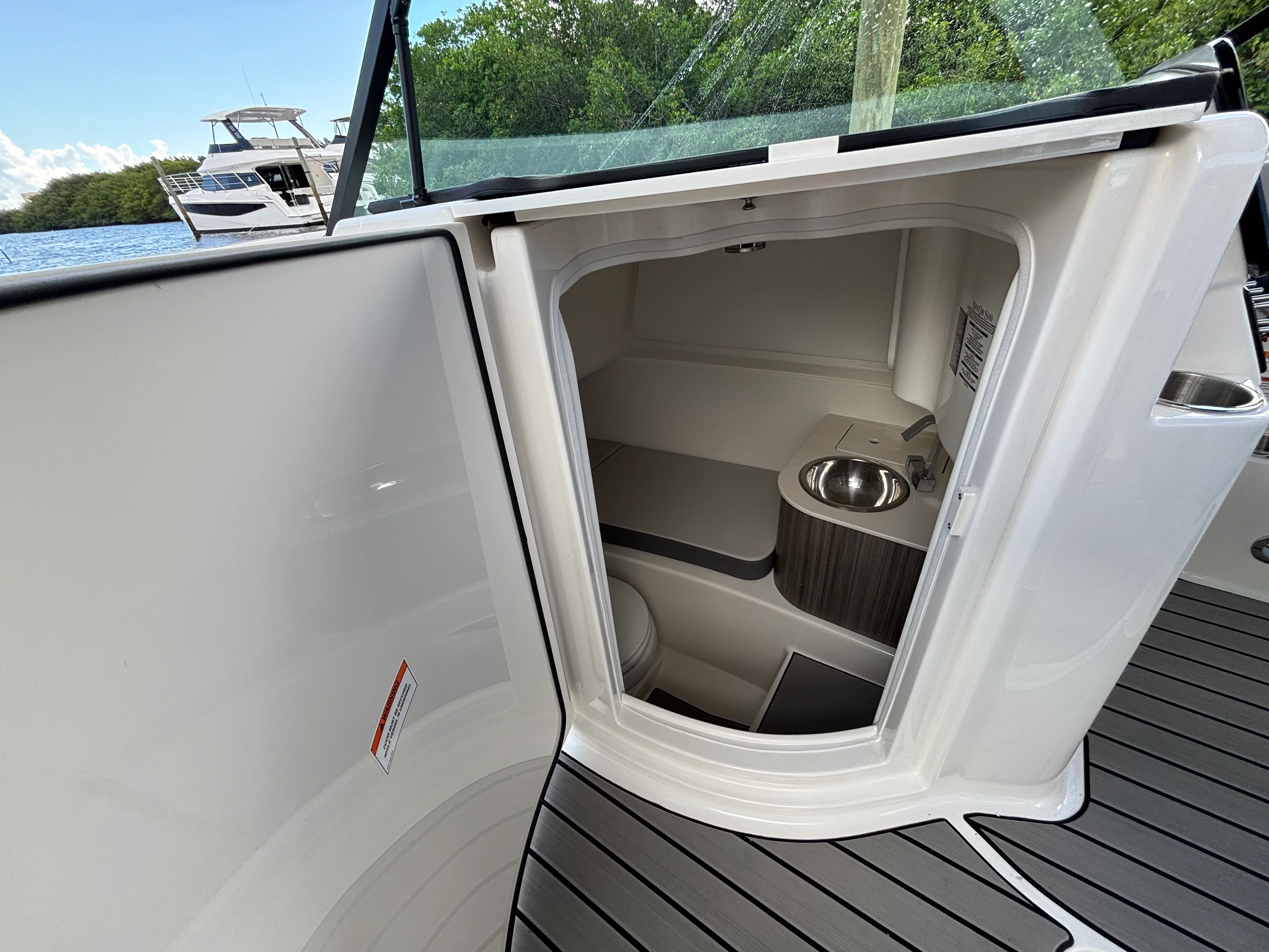 2025 Sea Ray SDX 270 Outboard Image Thumbnail #17