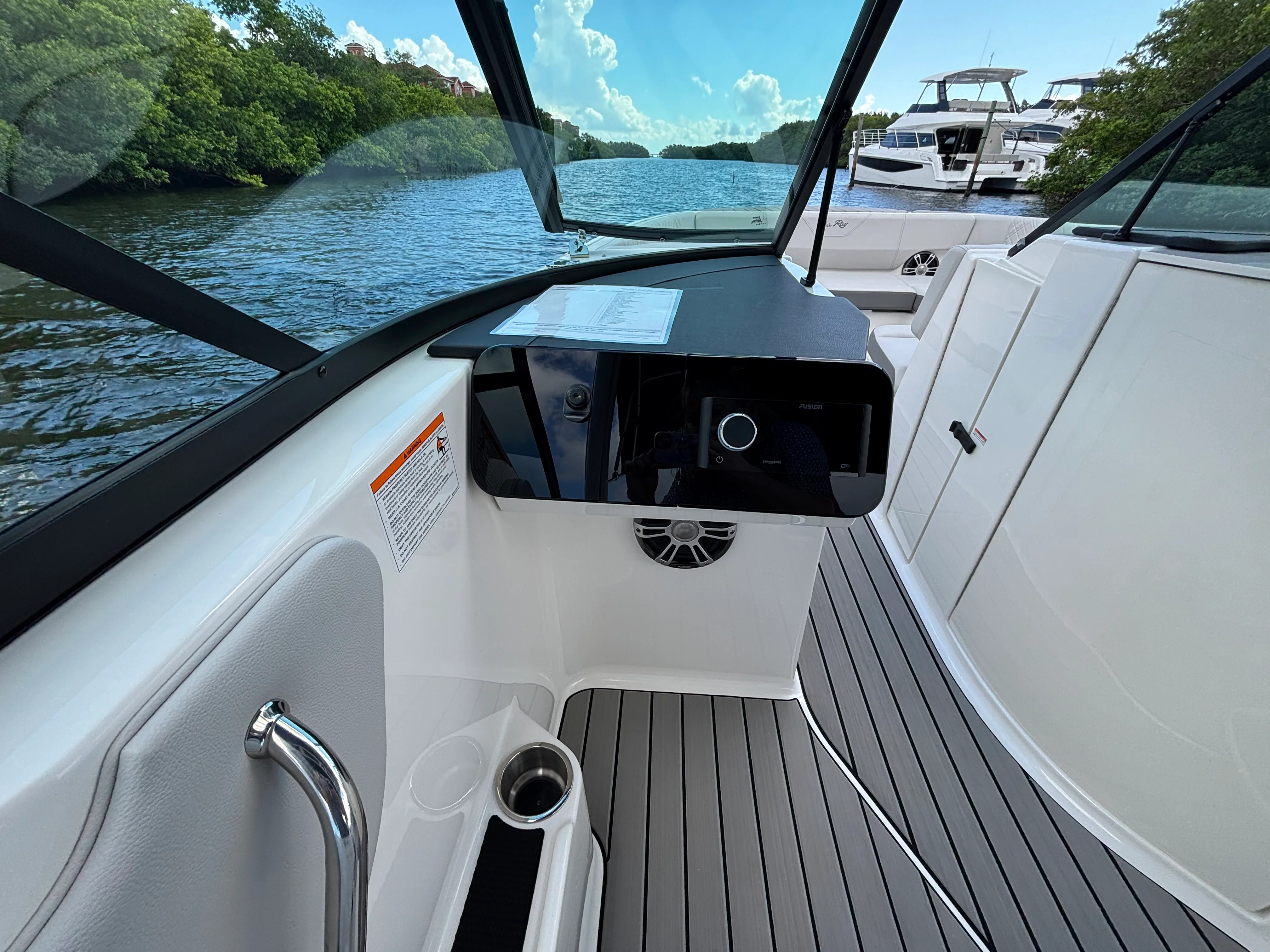 2025 Sea Ray SDX 270 Outboard Image Thumbnail #15