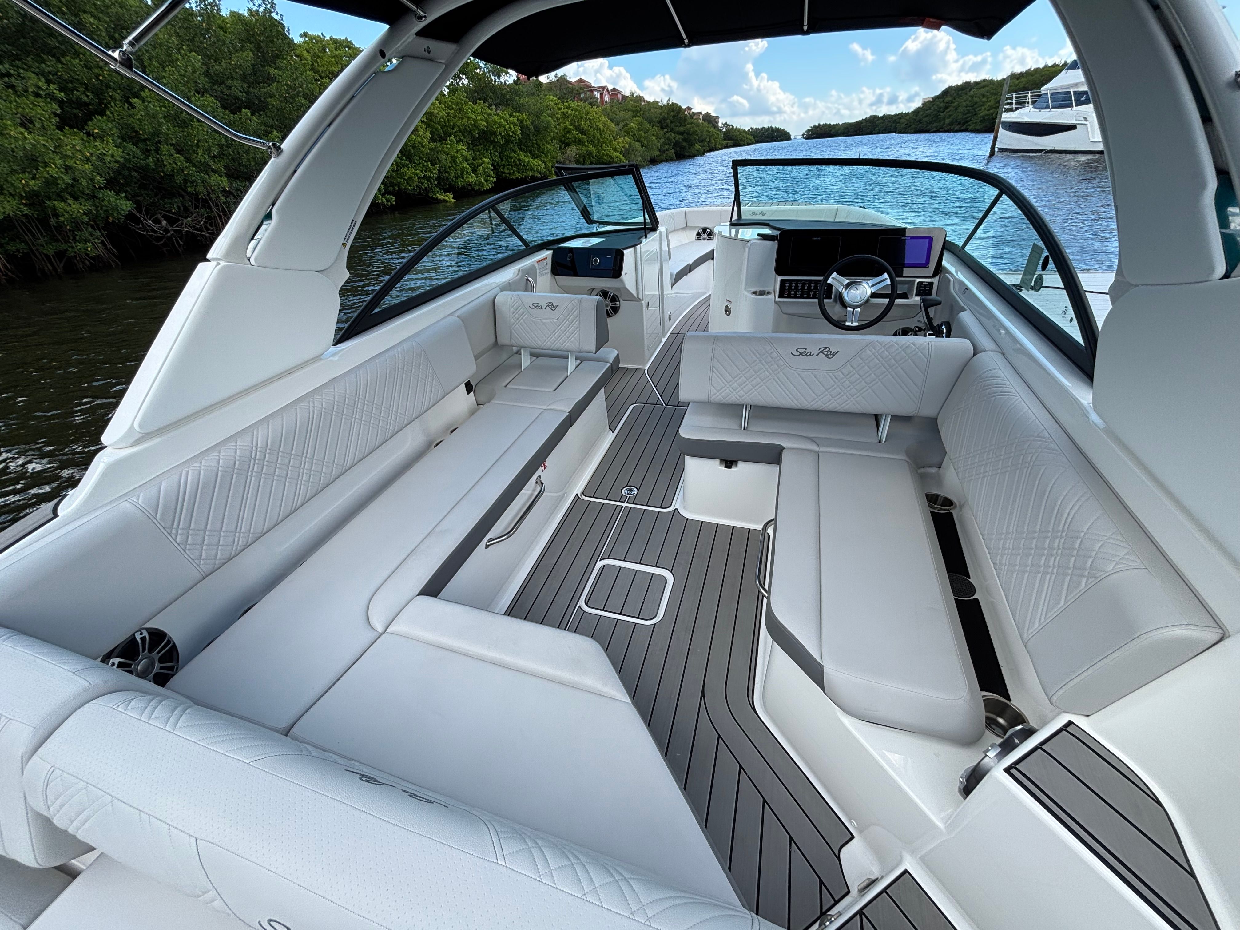 2025 Sea Ray SDX 270 Outboard Image Thumbnail #9