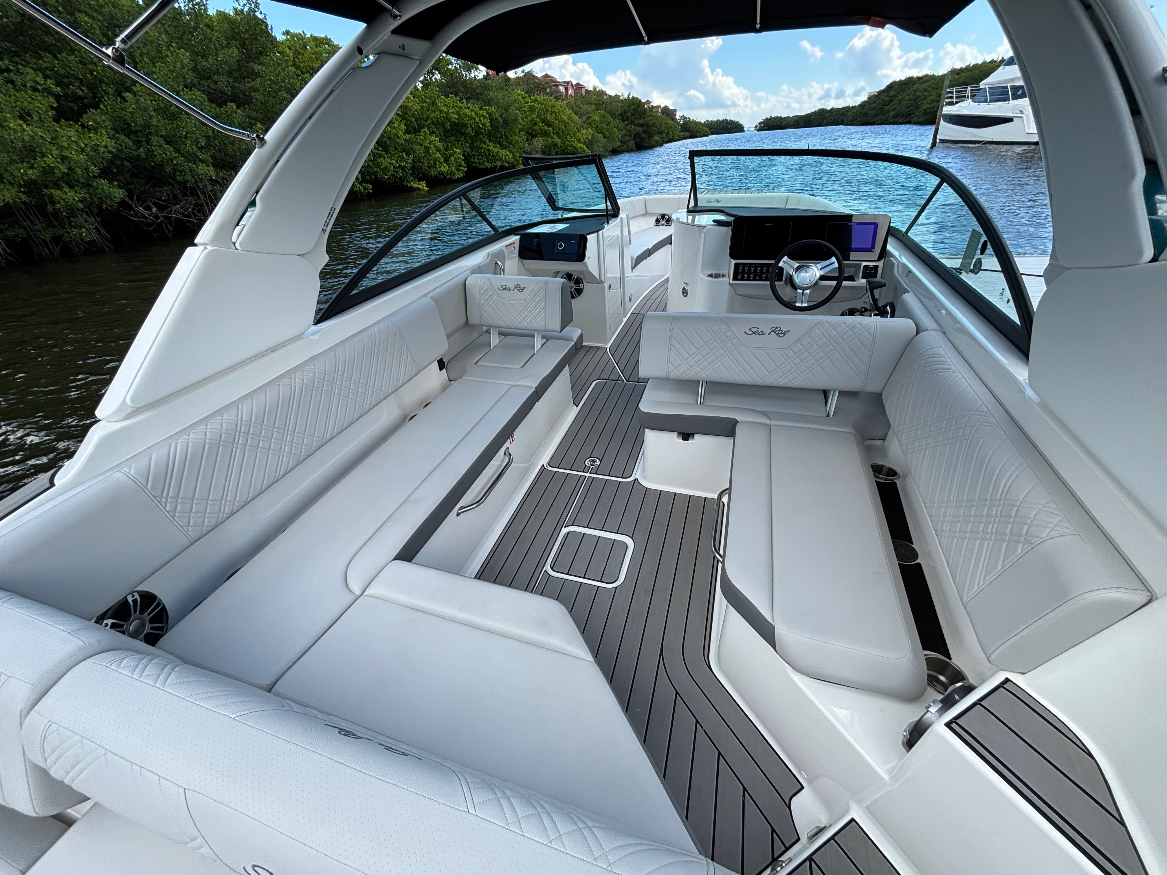 2025 Sea Ray SDX 270 Outboard Image Thumbnail #9