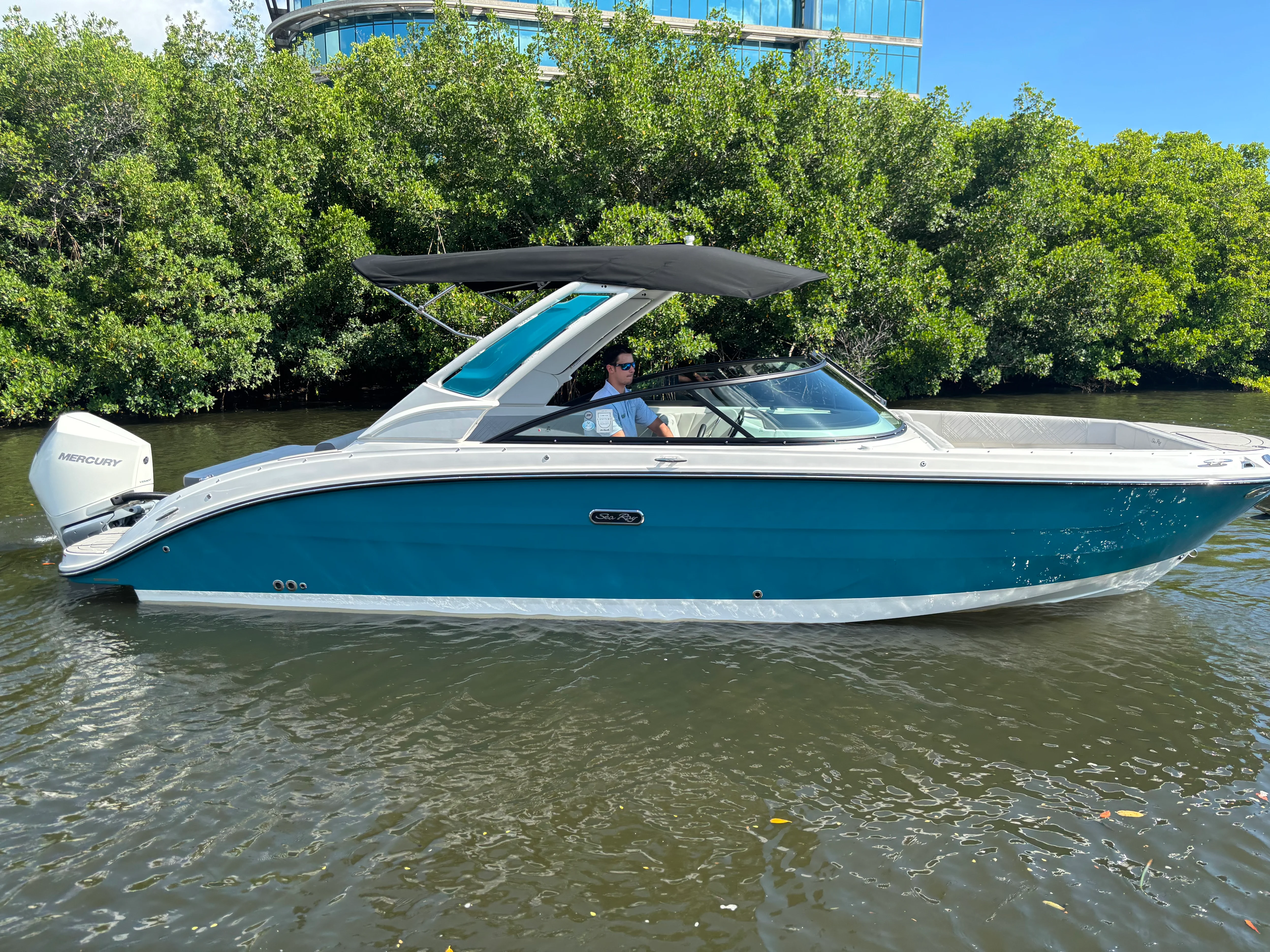 2025 Sea Ray SDX 270 Outboard Image Thumbnail #2