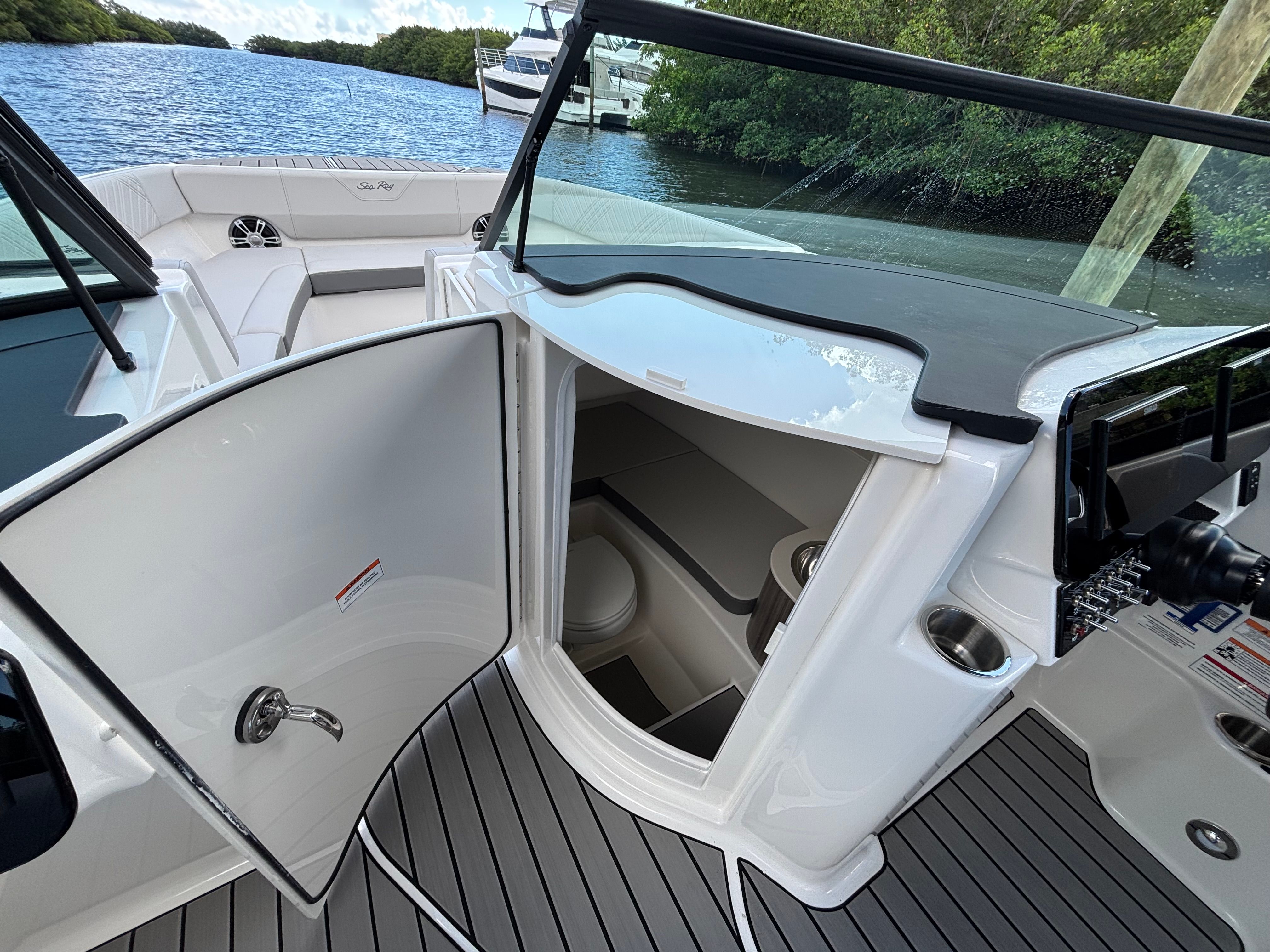 2025 Sea Ray SDX 270 Outboard Image Thumbnail #18