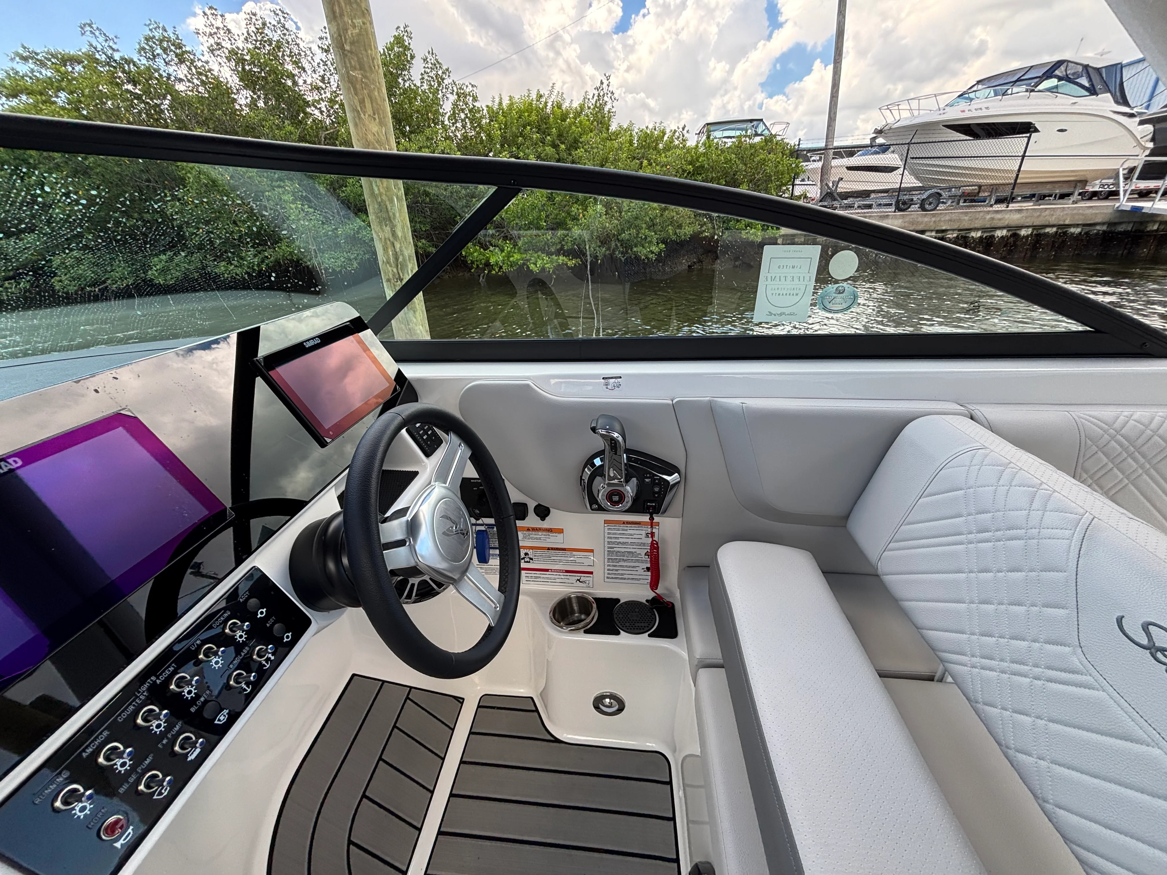 2025 Sea Ray SDX 270 Outboard Image Thumbnail #13