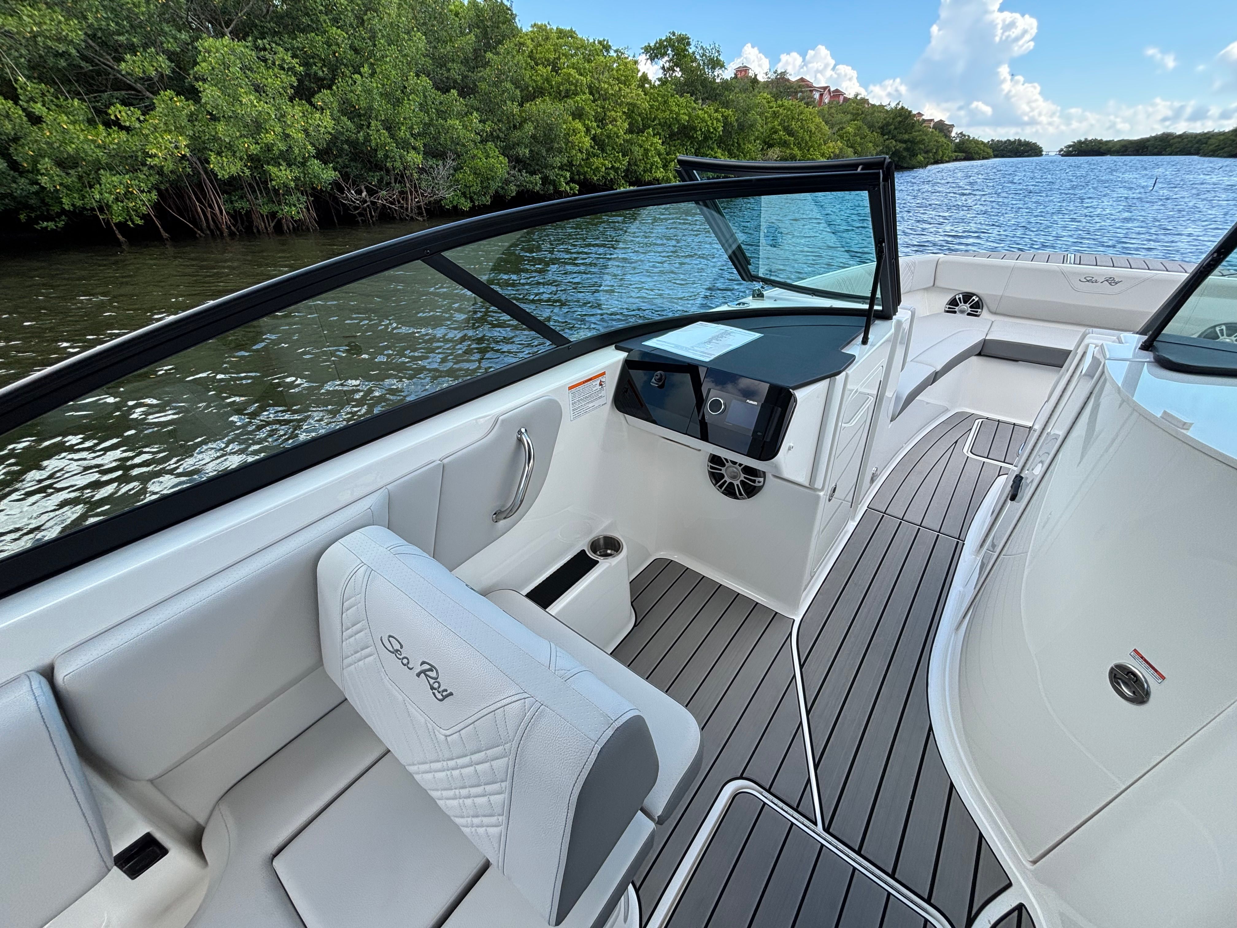 2025 Sea Ray SDX 270 Outboard Image Thumbnail #14