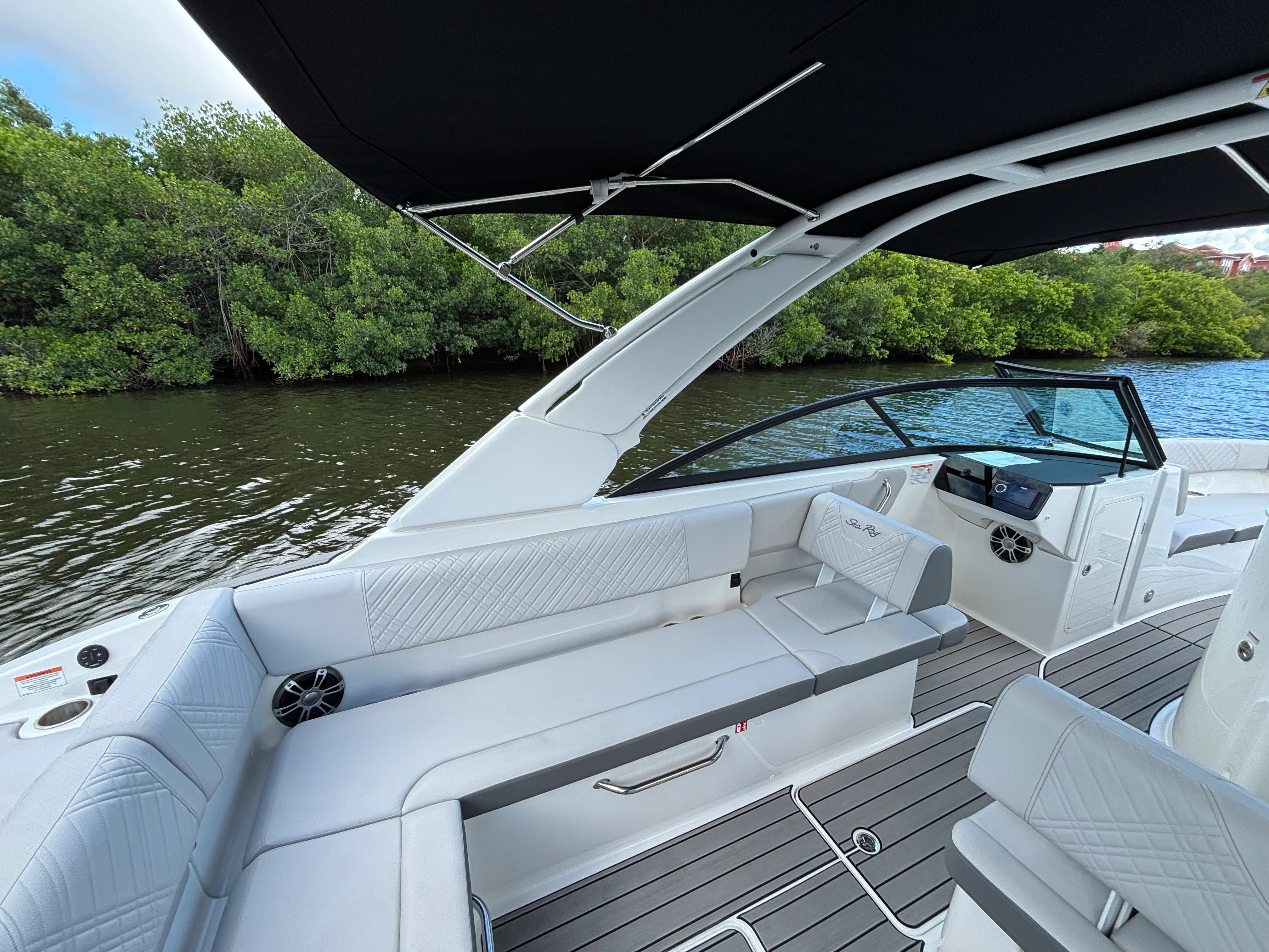 2025 Sea Ray SDX 270 Outboard Image Thumbnail #10