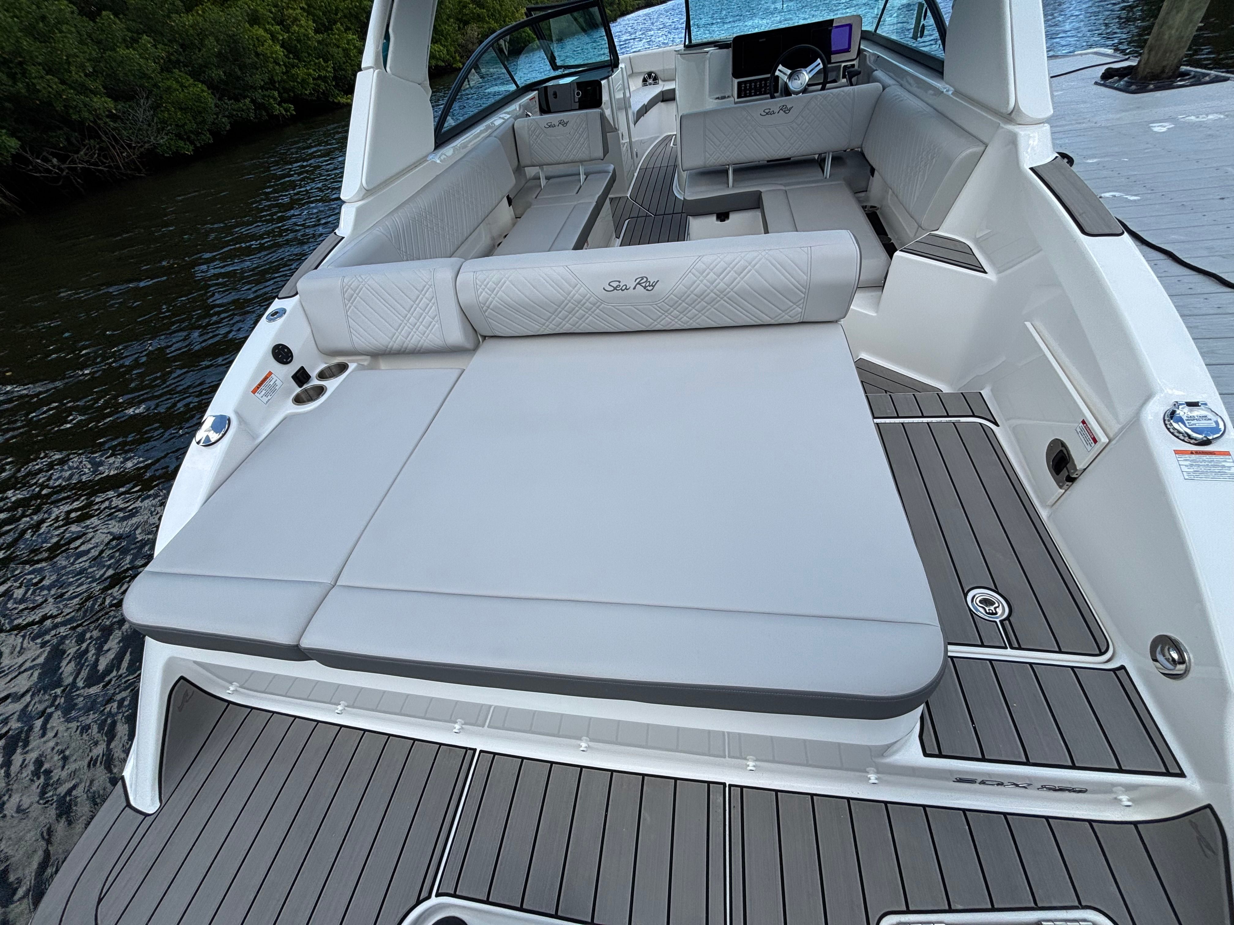 2025 Sea Ray SDX 270 Outboard Image Thumbnail #7