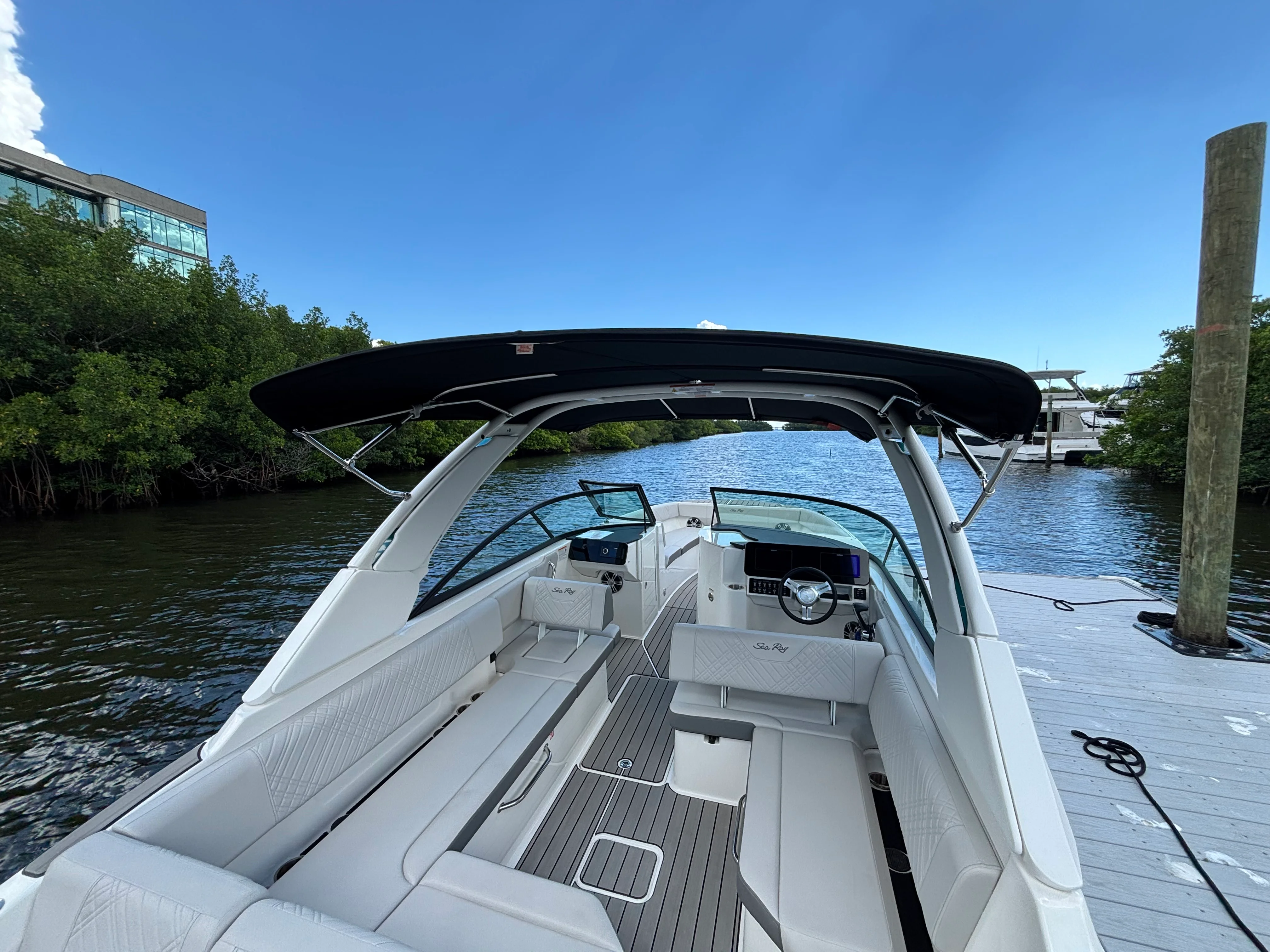 2025 Sea Ray SDX 270 Outboard Image Thumbnail #8