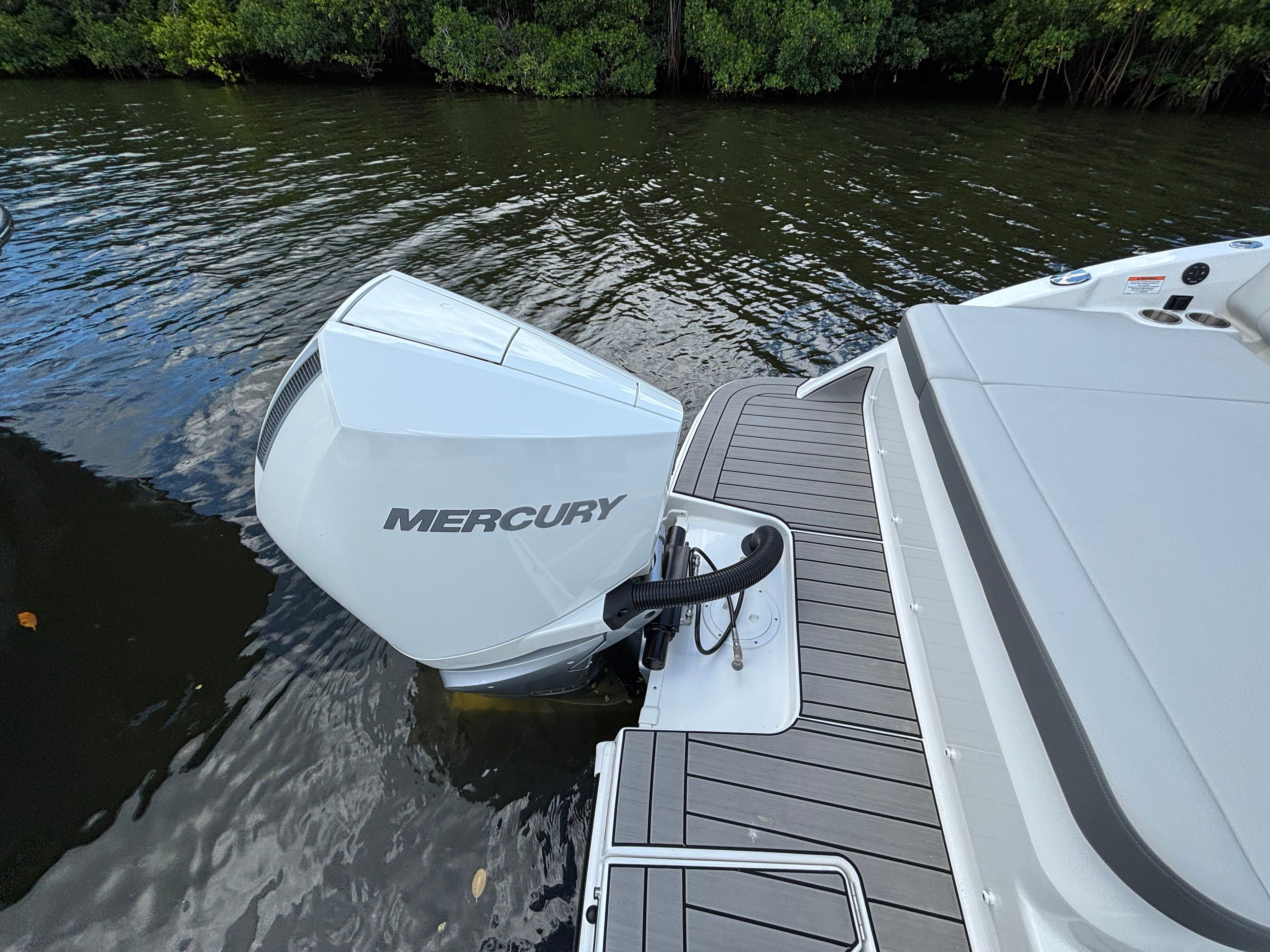 2025 Sea Ray SDX 270 Outboard Image Thumbnail #6