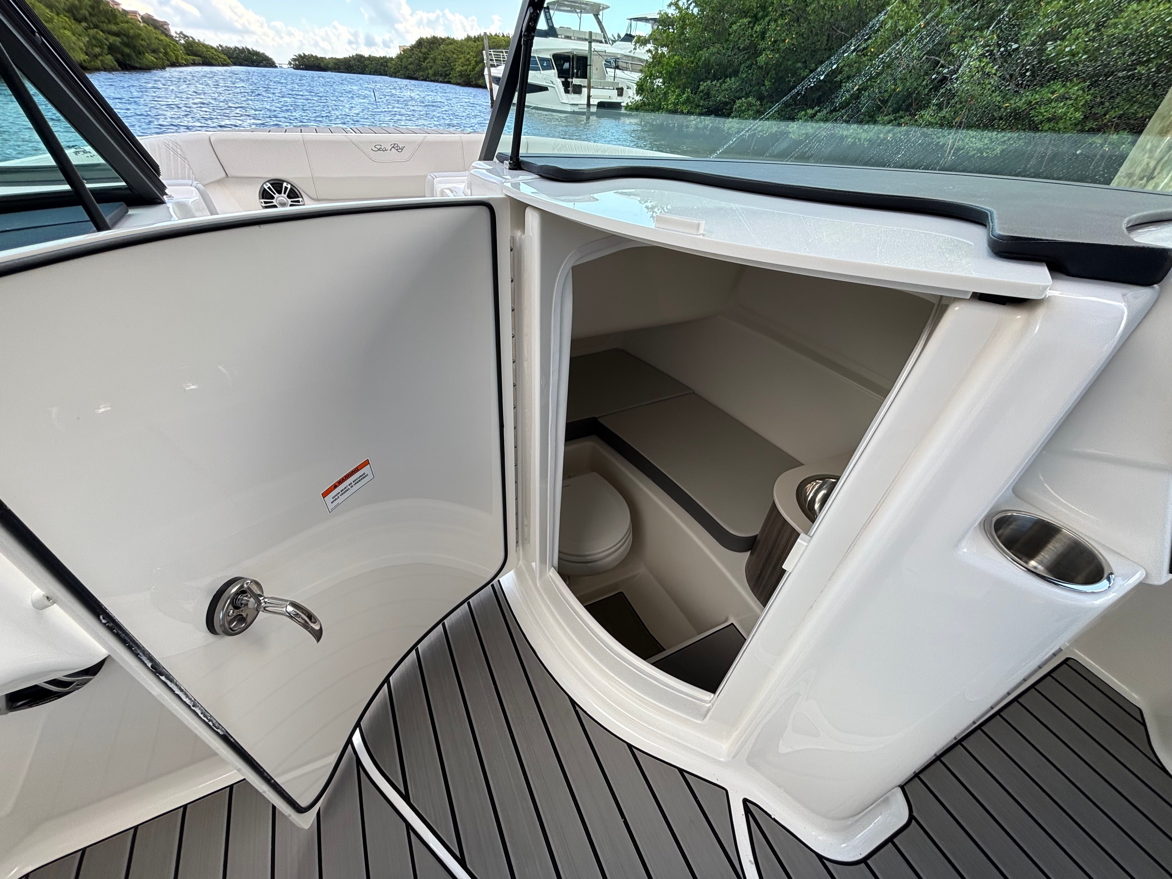 2025 Sea Ray SDX 270 Outboard Image Thumbnail #16