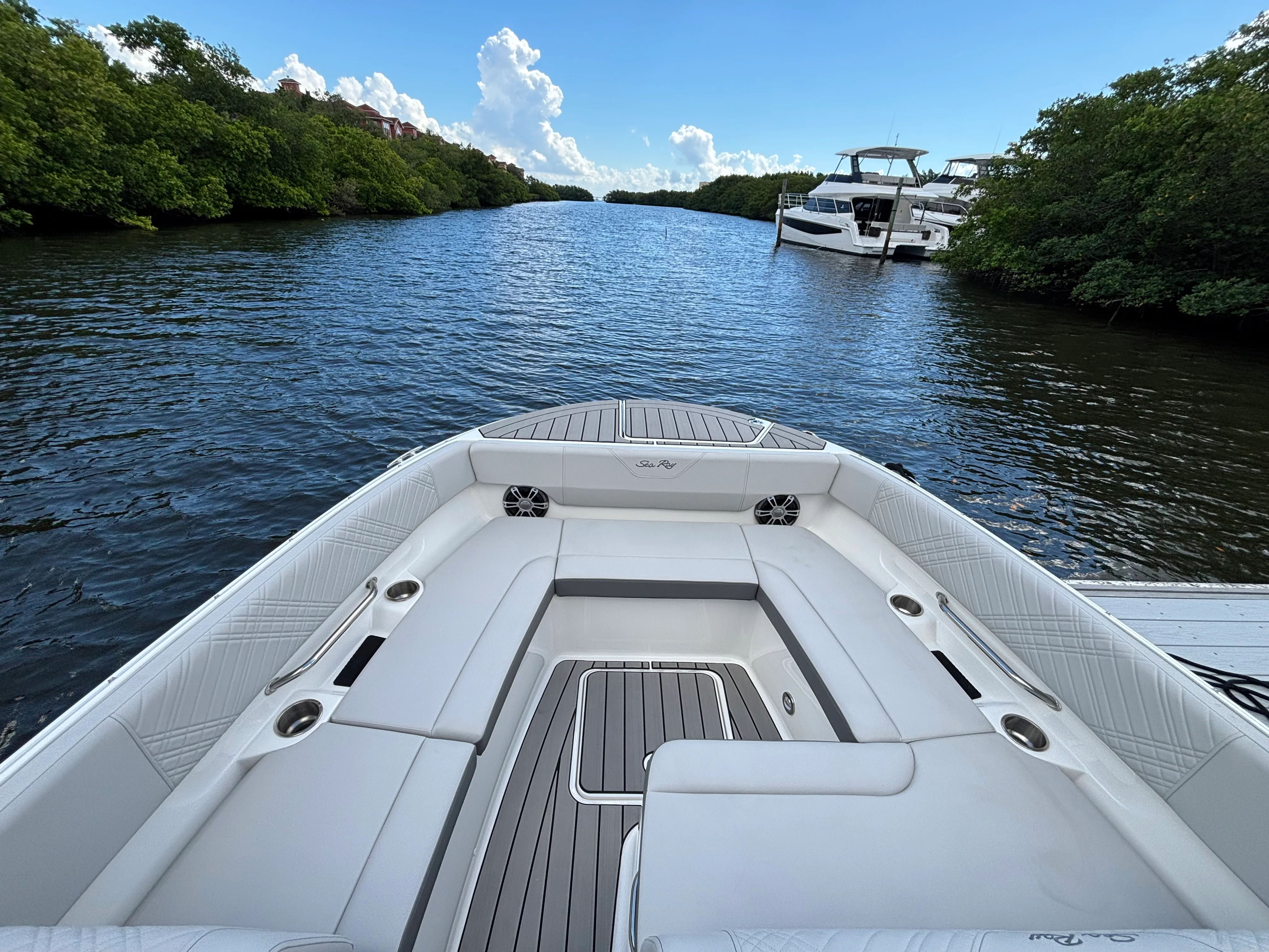 2025 Sea Ray SDX 270 Outboard Image Thumbnail #21