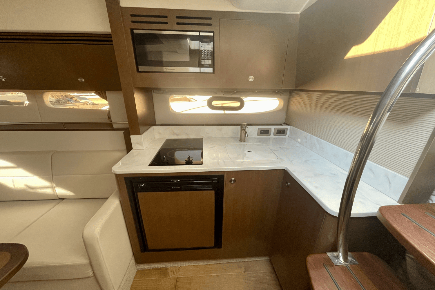 2018 Sea Ray Sundancer 350 Coupe Image Thumbnail #31