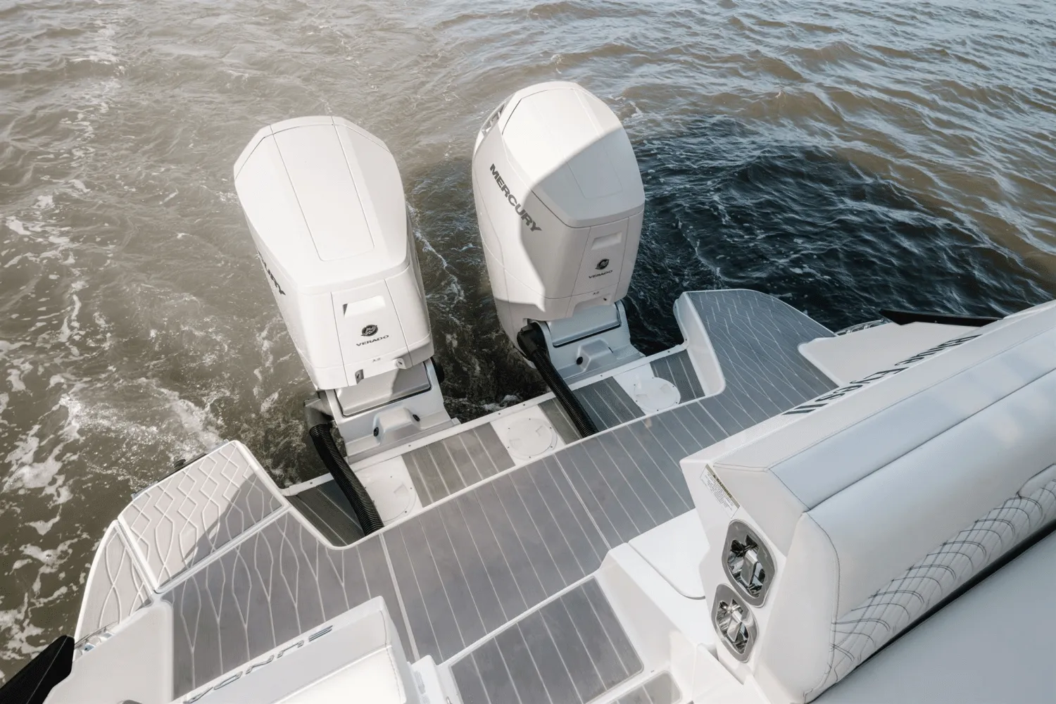 2023 Sea Ray 370 SUNDANCER OUTBOARD Image Thumbnail #6