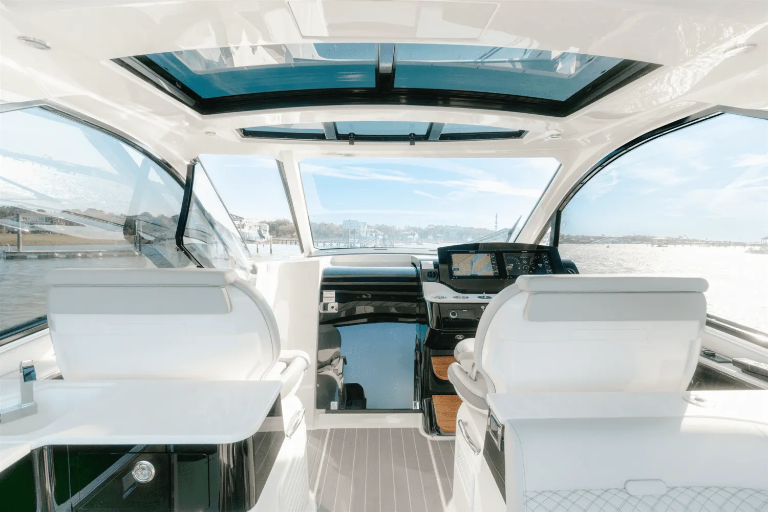 2023 Sea Ray 370 SUNDANCER OUTBOARD Image Thumbnail #10