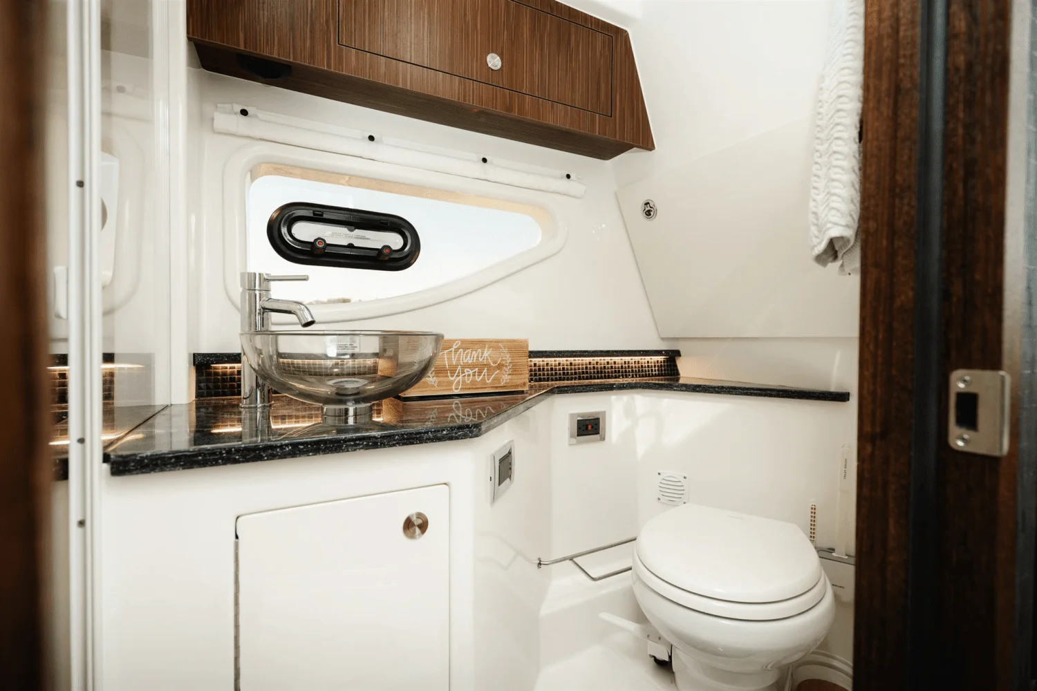 2023 Sea Ray 370 Sundancer Outboard Image Thumbnail #21