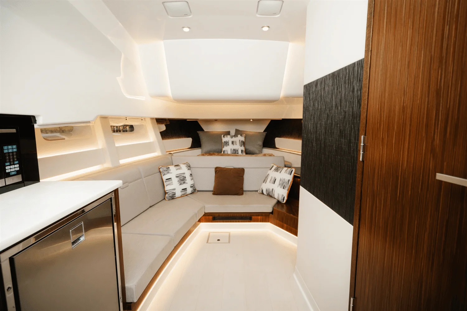 2023 Sea Ray 370 Sundancer Outboard Image Thumbnail #17