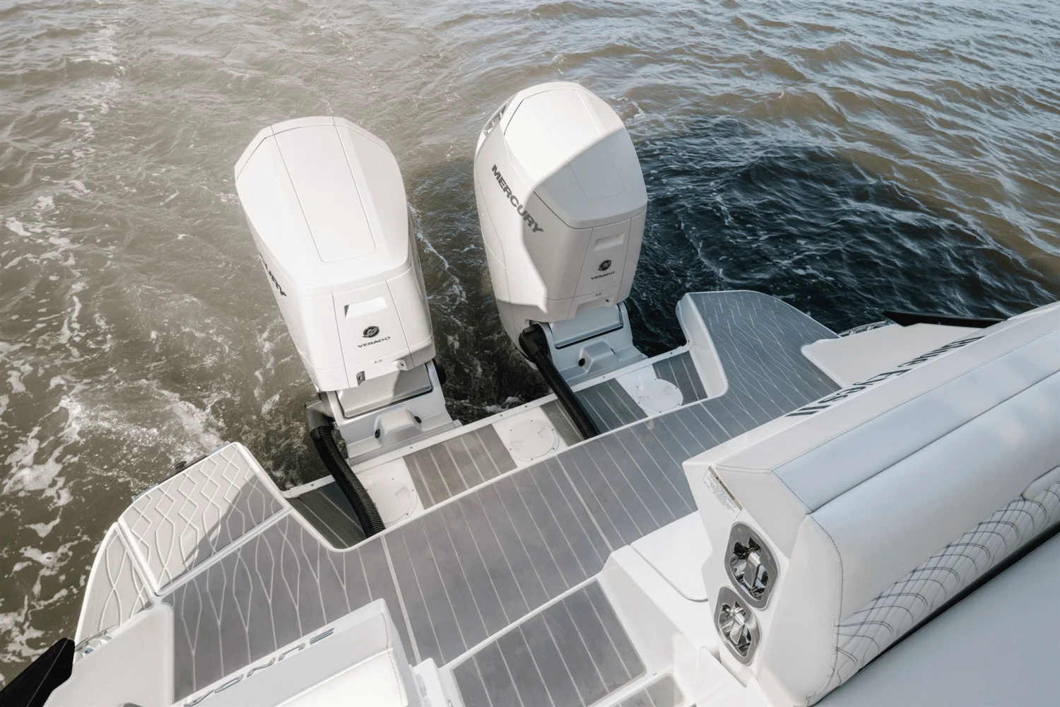 2023 Sea Ray 370 Sundancer Outboard Image Thumbnail #6