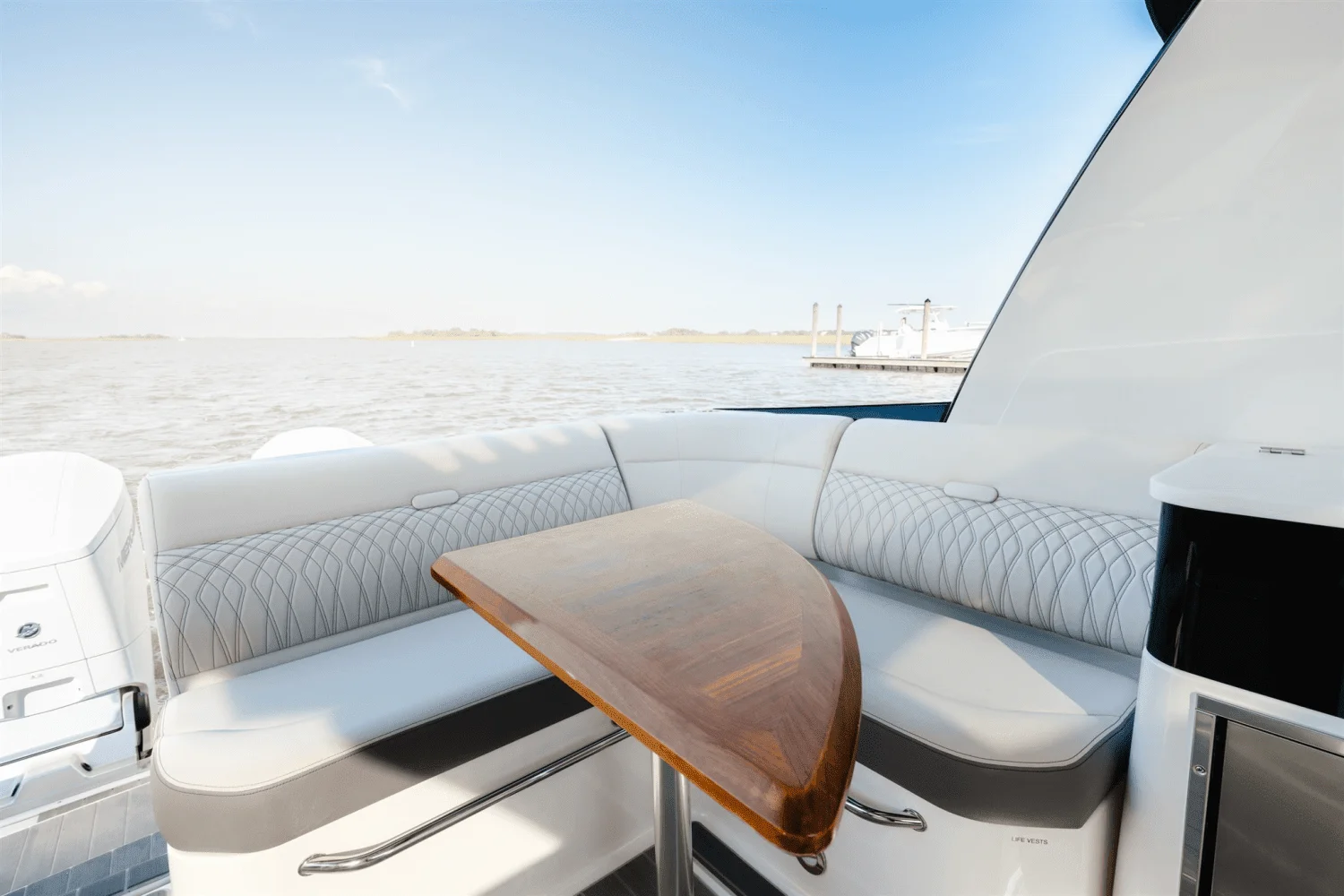 2023 Sea Ray 370 SUNDANCER OUTBOARD Image Thumbnail #7