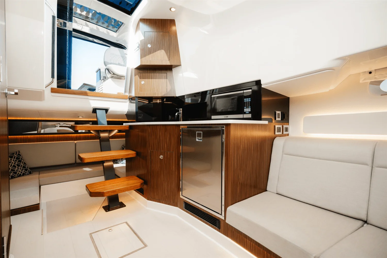 2023 Sea Ray 370 SUNDANCER OUTBOARD Image Thumbnail #23