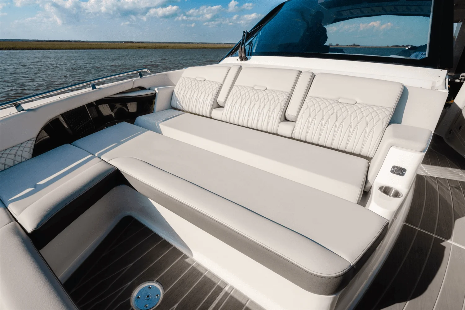 2023 Sea Ray 370 SUNDANCER OUTBOARD Image Thumbnail #26