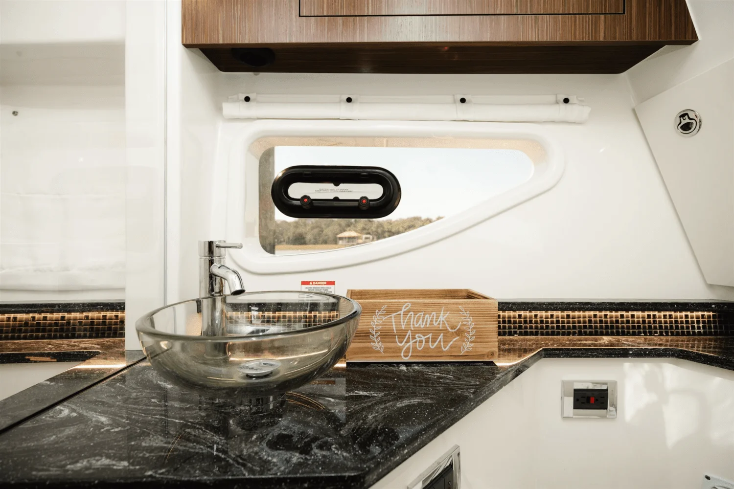 2023 Sea Ray 370 SUNDANCER OUTBOARD Image Thumbnail #22