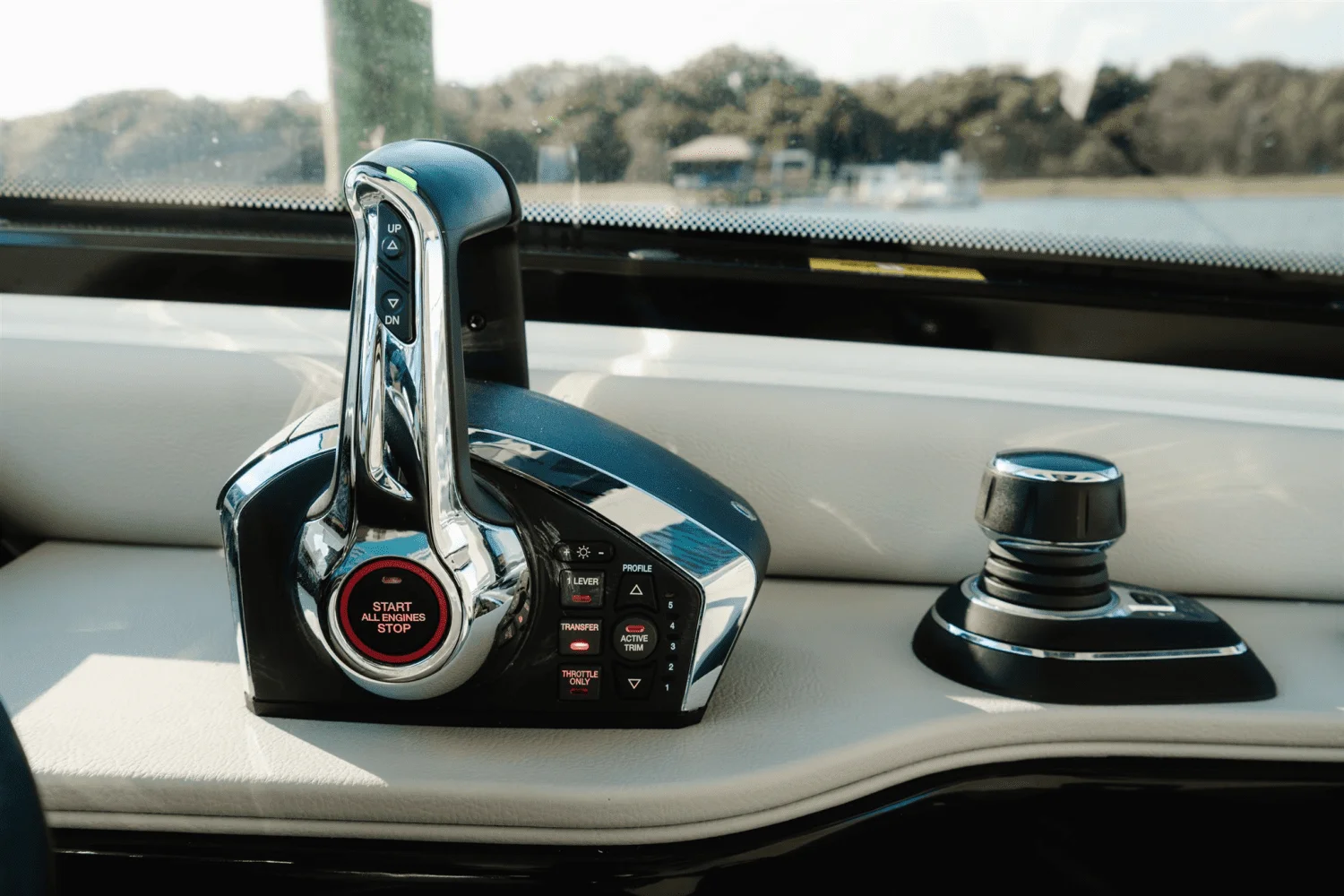 2023 Sea Ray 370 SUNDANCER OUTBOARD Image Thumbnail #16