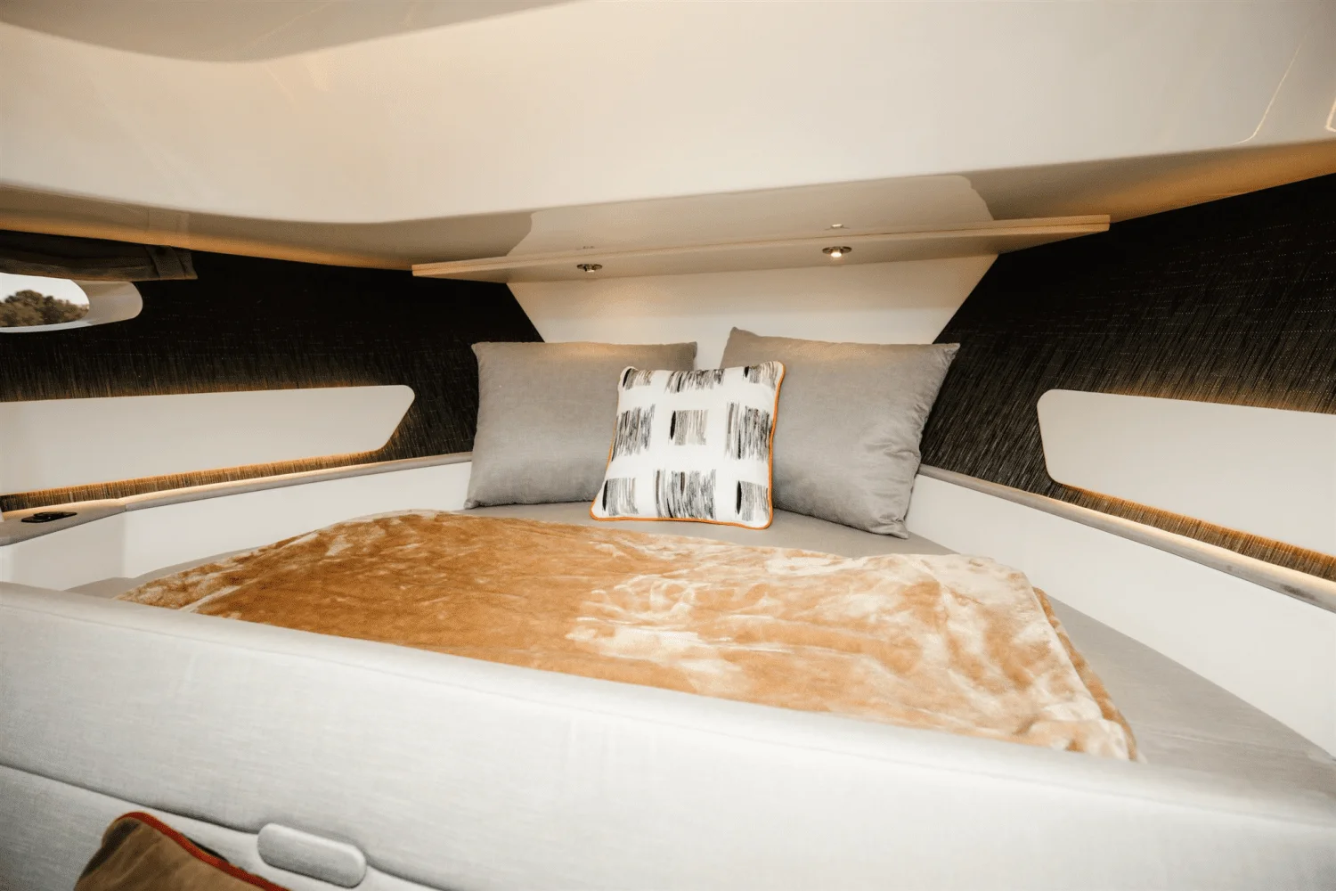 2023 Sea Ray 370 Sundancer Outboard Image Thumbnail #20