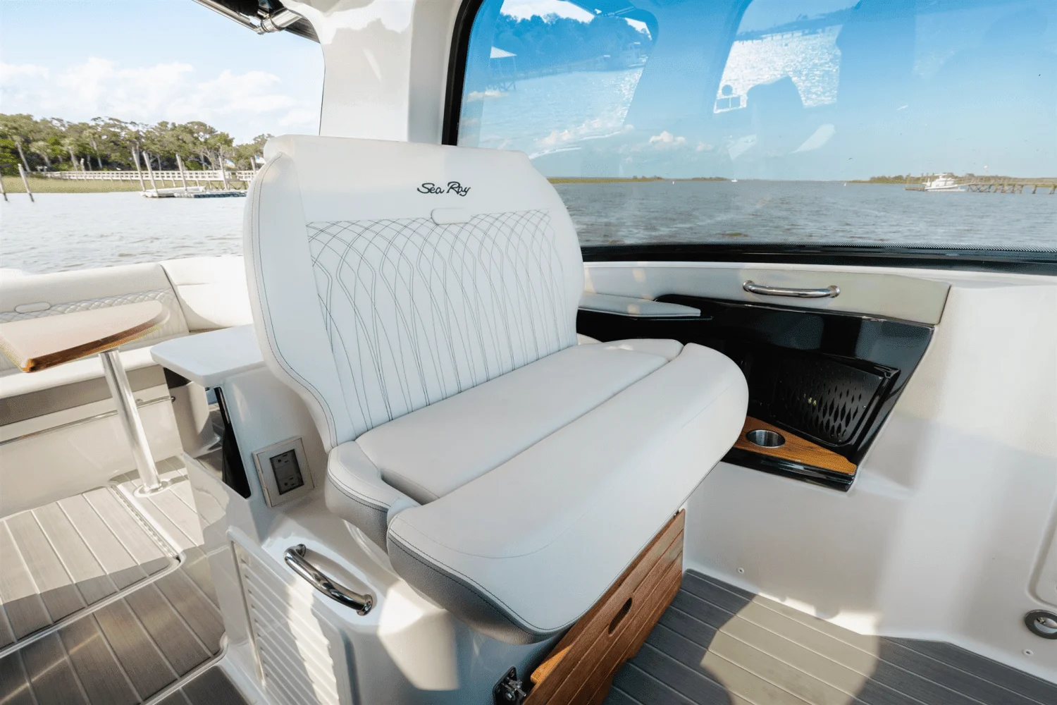 2023 Sea Ray 370 SUNDANCER OUTBOARD Image Thumbnail #11