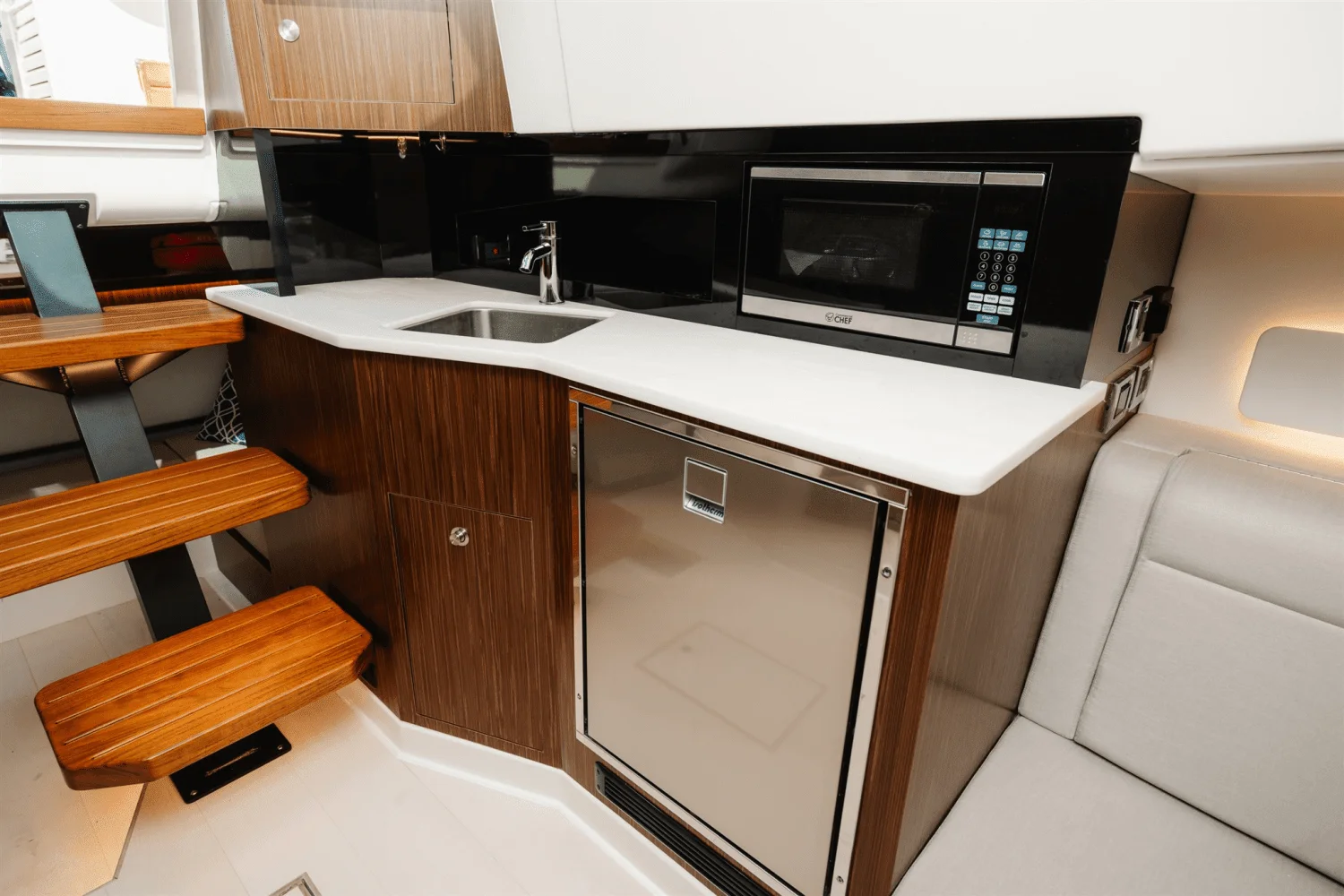 2023 Sea Ray 370 Sundancer Outboard Image Thumbnail #24