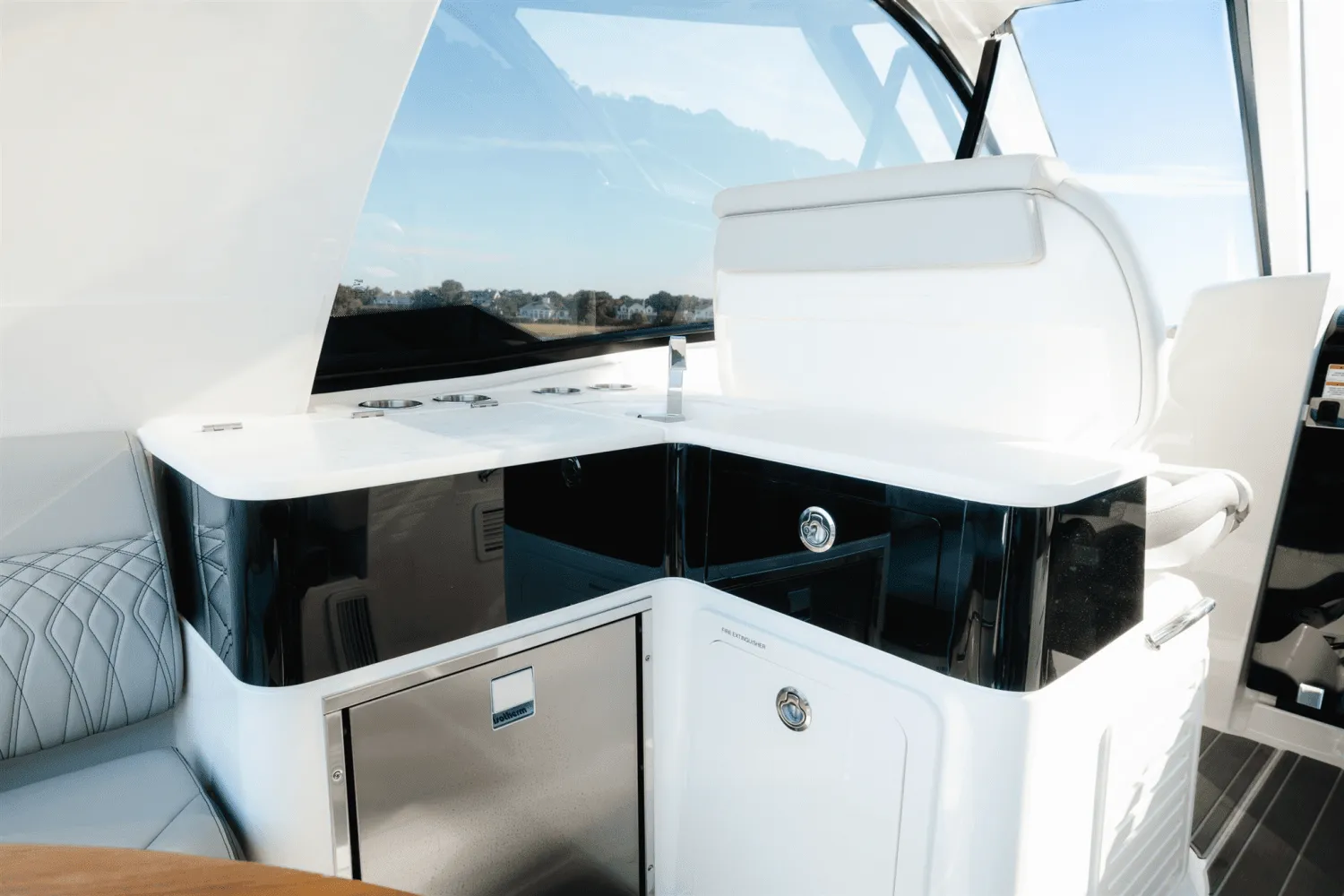 2023 Sea Ray 370 SUNDANCER OUTBOARD Image Thumbnail #9