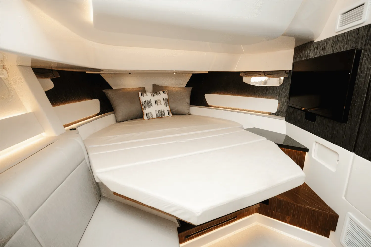 2023 Sea Ray 370 SUNDANCER OUTBOARD Image Thumbnail #18