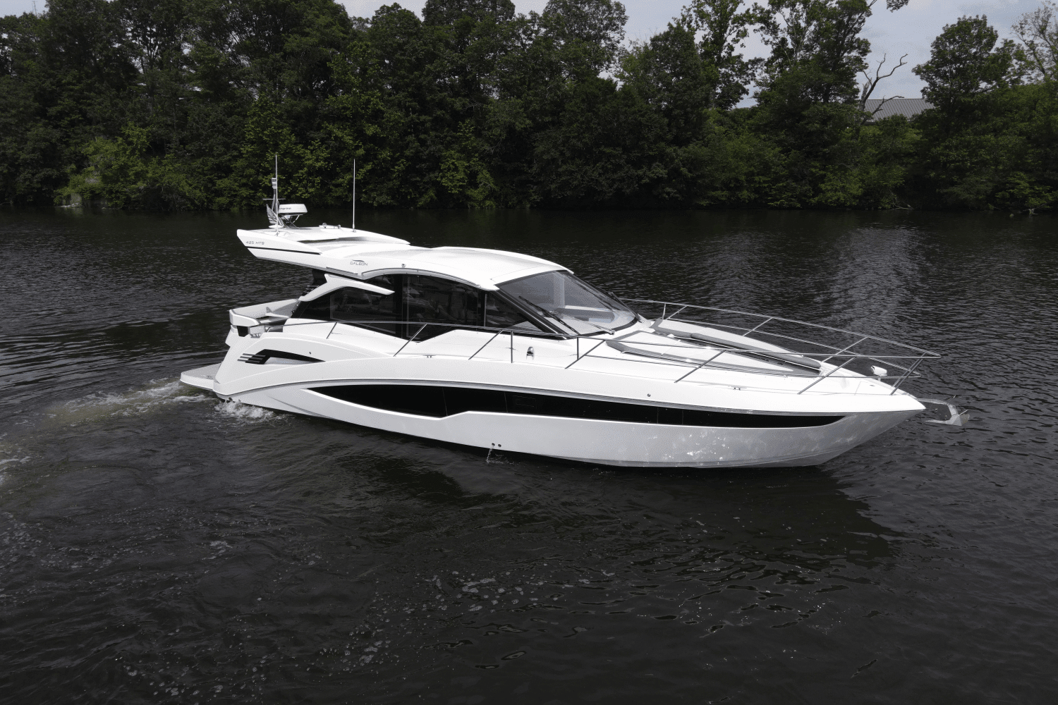 Thumbnail 3 for 2019 Galeon 425 HTS