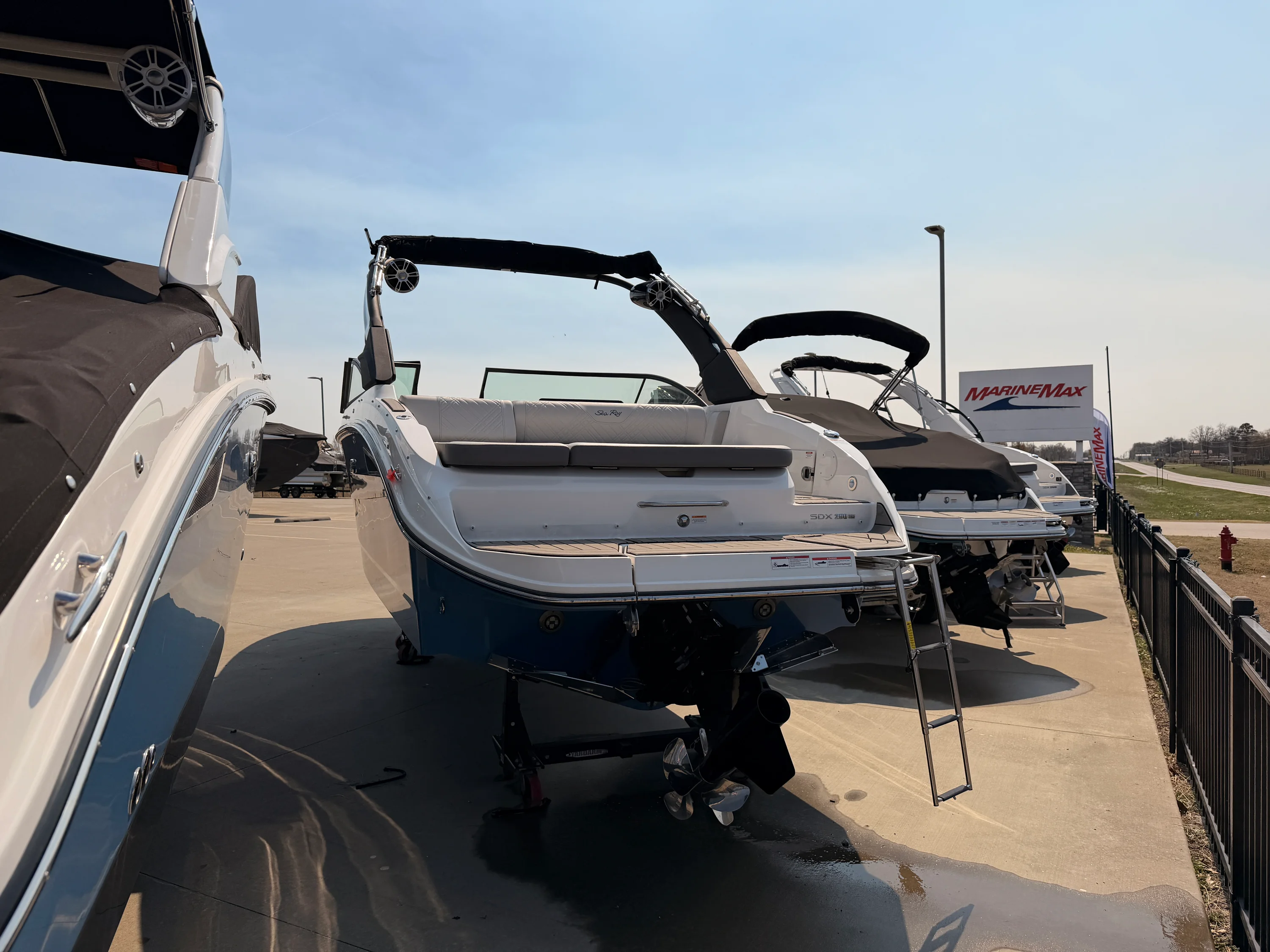 2025 Sea Ray SDX 250 Surf Image Thumbnail #3