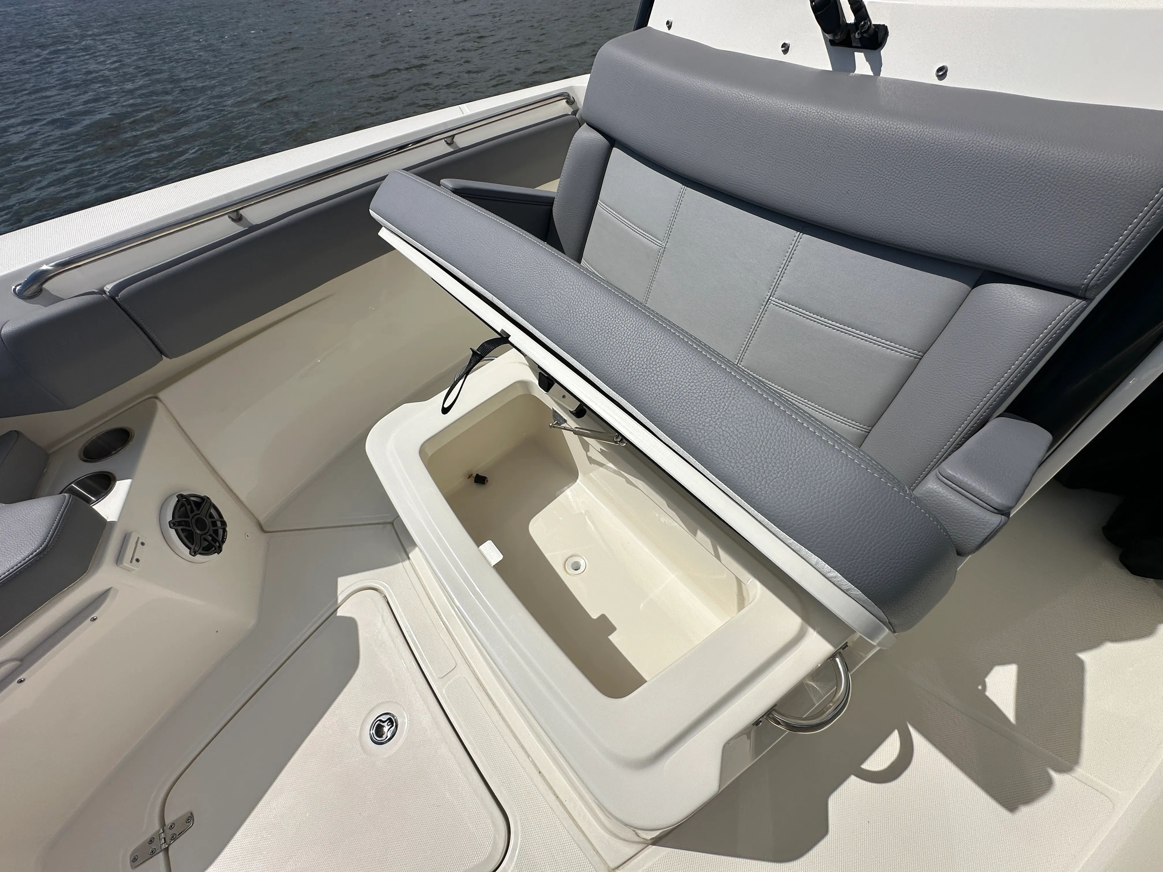 2025 Boston Whaler 250 Outrage Image Thumbnail #14