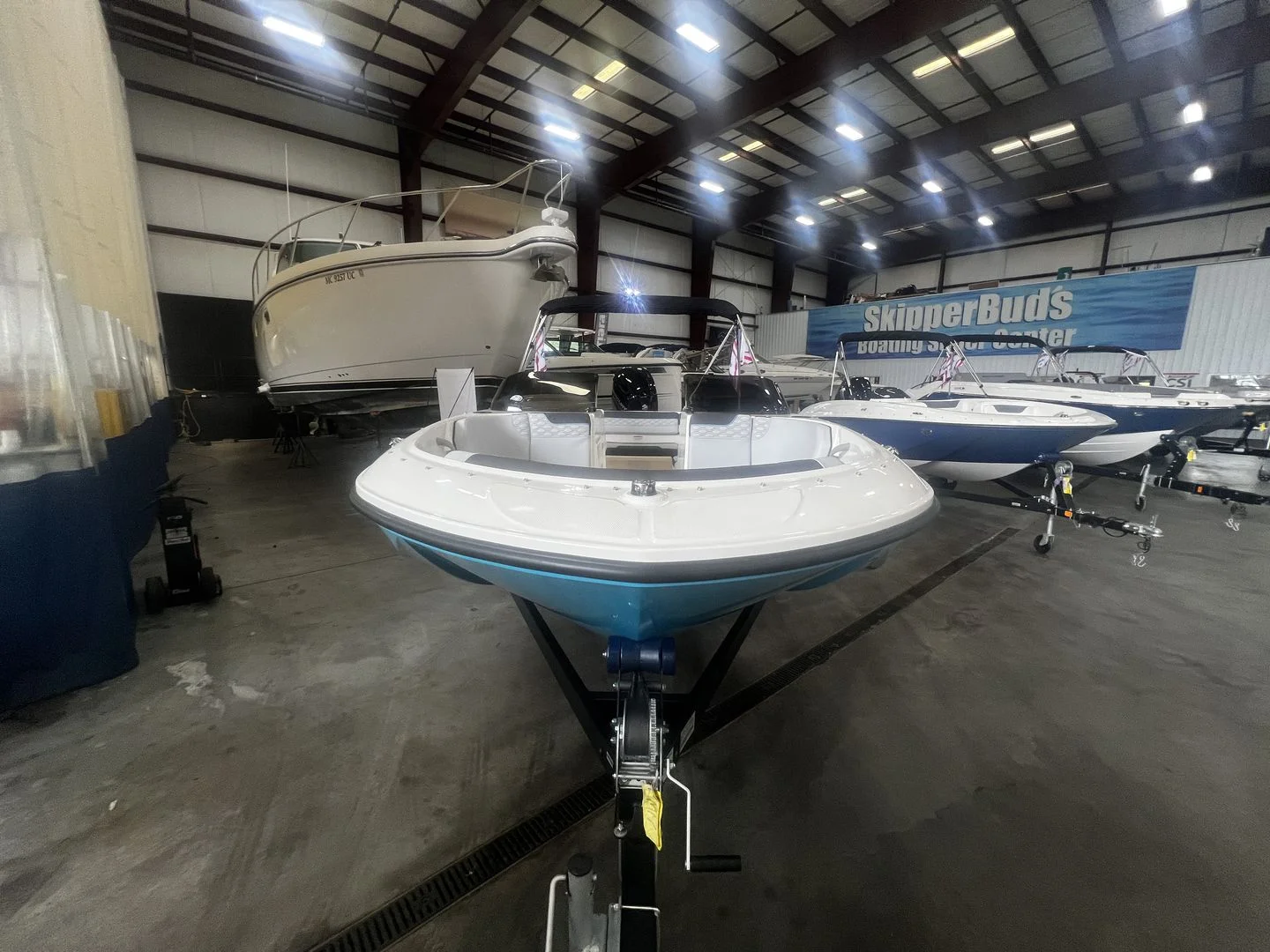 2025 Bayliner M17 Image Thumbnail #1
