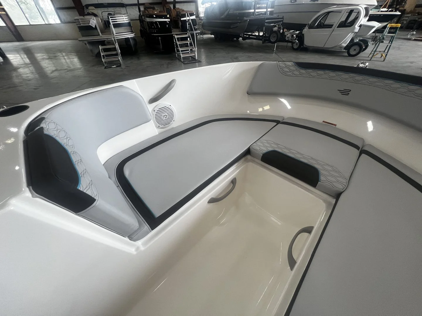 2025 Bayliner M17 Image Thumbnail #14