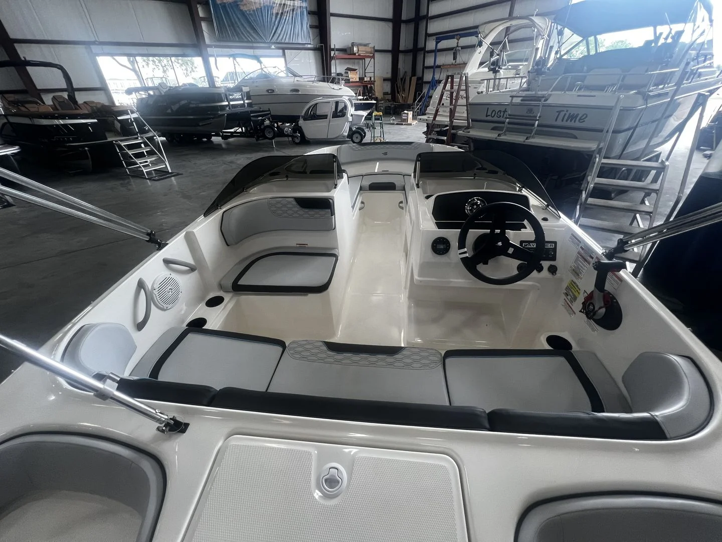 2025 Bayliner M17 Image Thumbnail #12