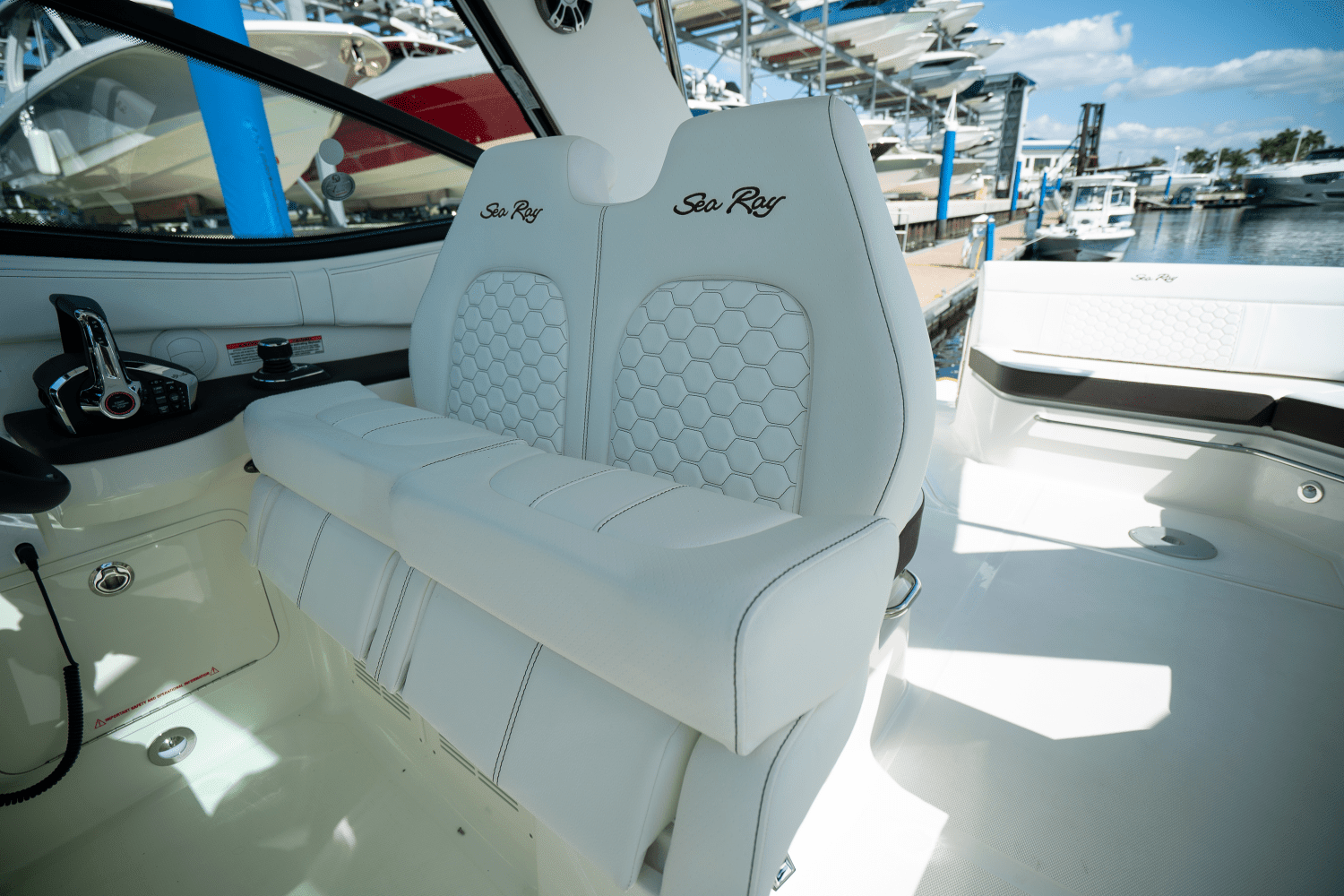 2025 Sea Ray Sundancer 320 Outboard Image Thumbnail #13