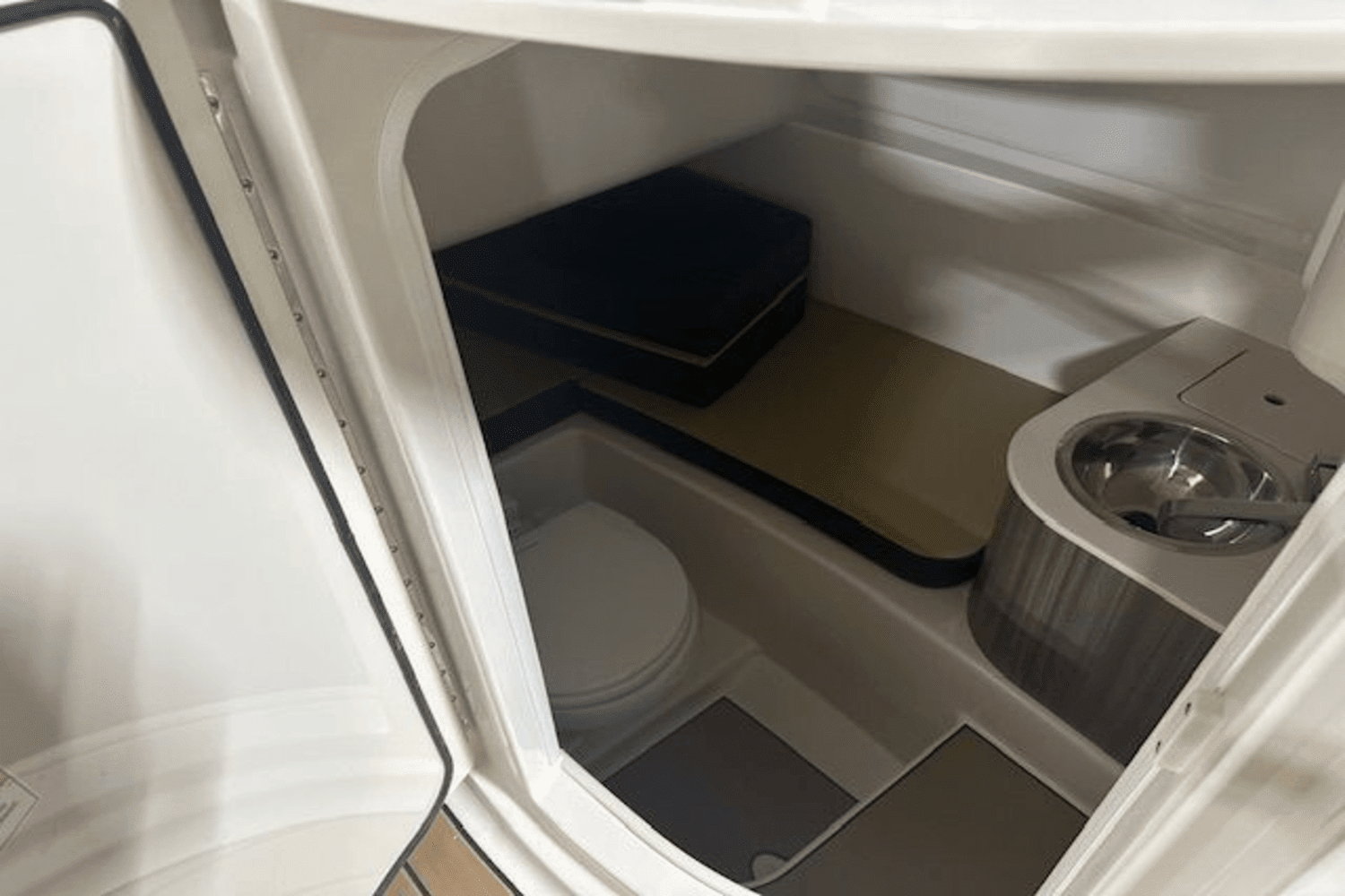 2025 Sea Ray SDX 270 Image Thumbnail #16