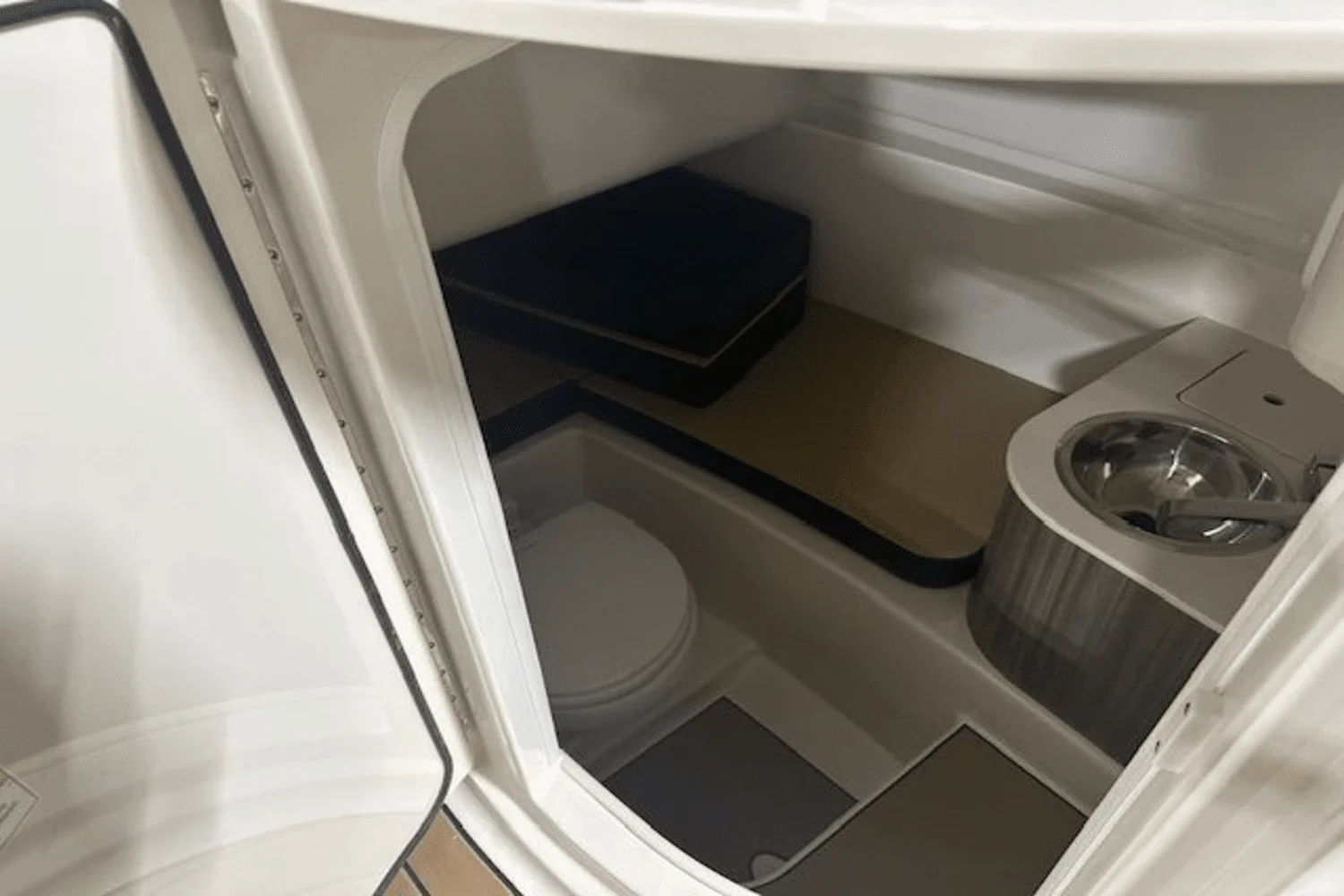 2025 Sea Ray SDX 270 Image Thumbnail #16