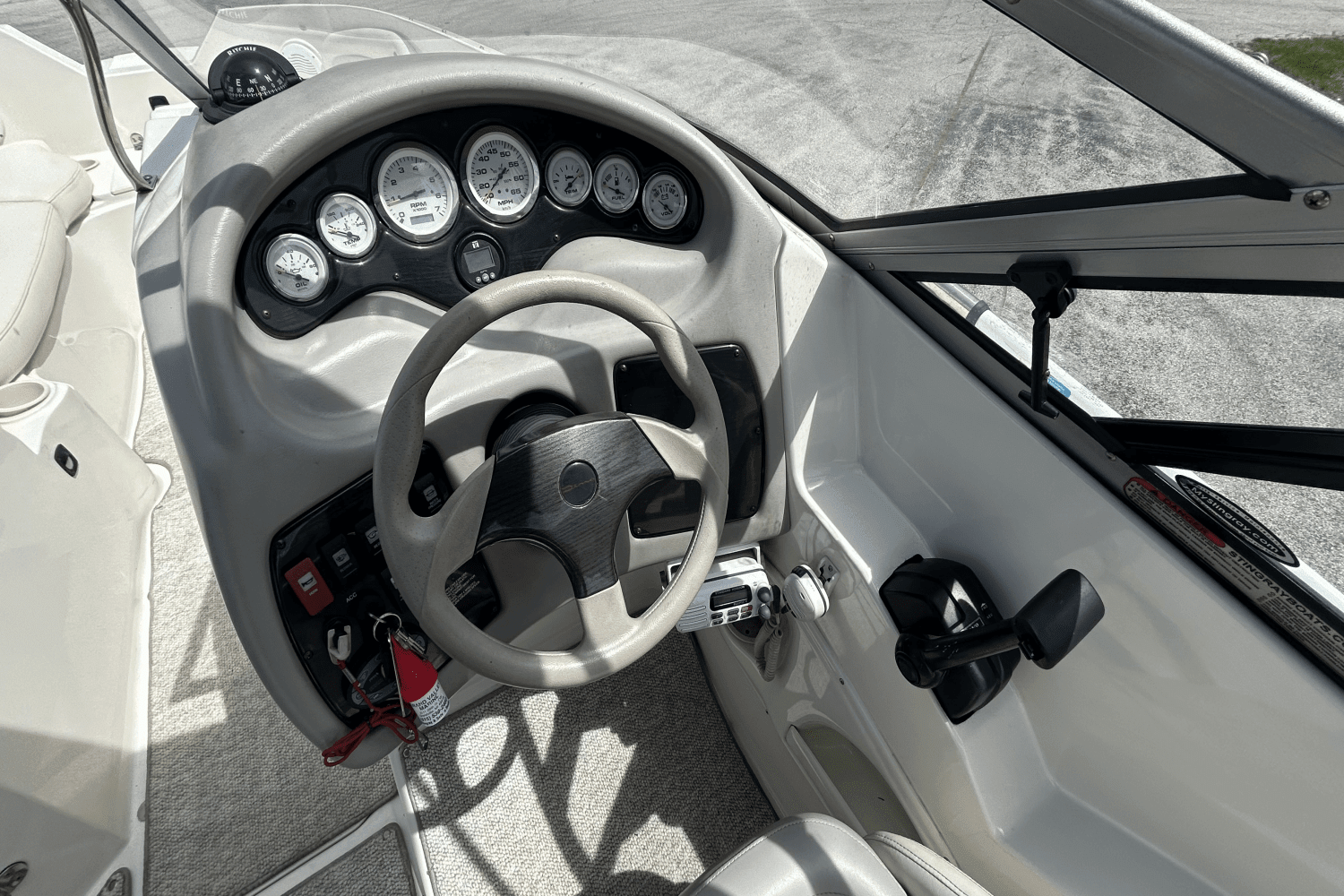 2004 Stingray
                                                             220 DR Image Thumbnail #11