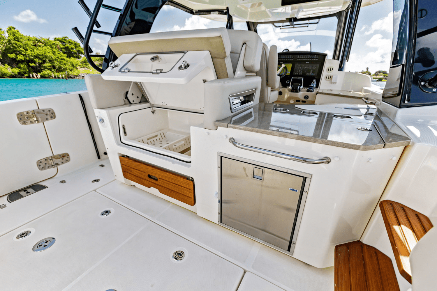 2022 Boston Whaler 350 REALM Image Thumbnail #28