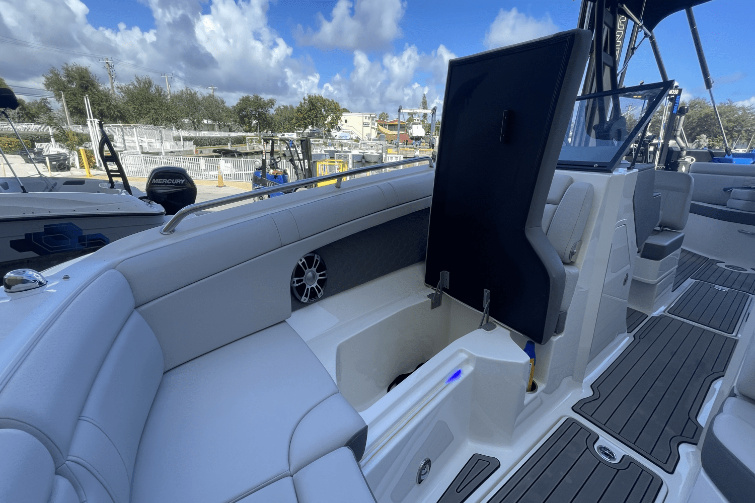 2023 Sea Ray 270 SDX OUTBOARD Image Thumbnail #19