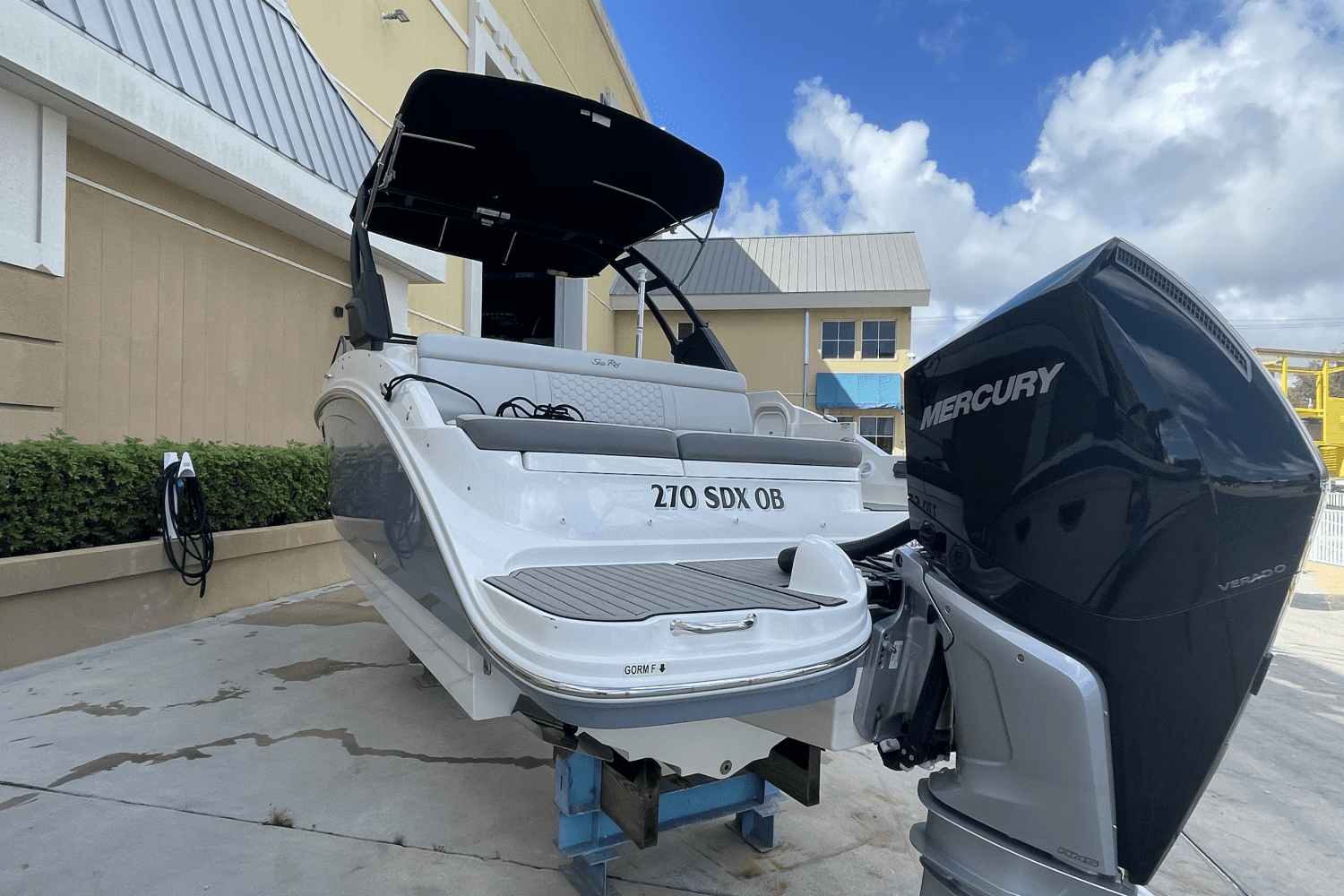 2023 Sea Ray 270 SDX OUTBOARD Image Thumbnail #4