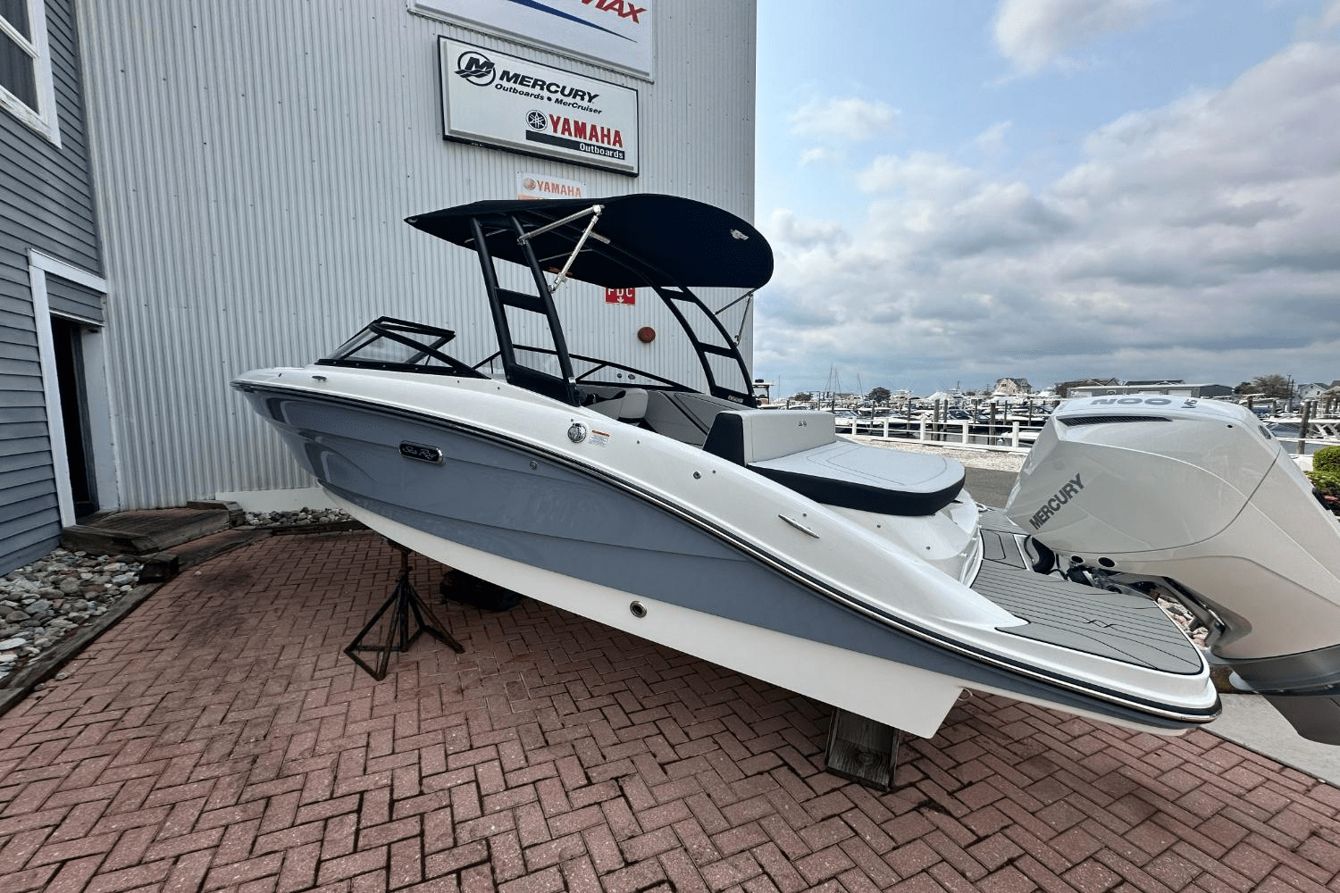 2025 Sea Ray SPX 210 Outboard Image Thumbnail #7