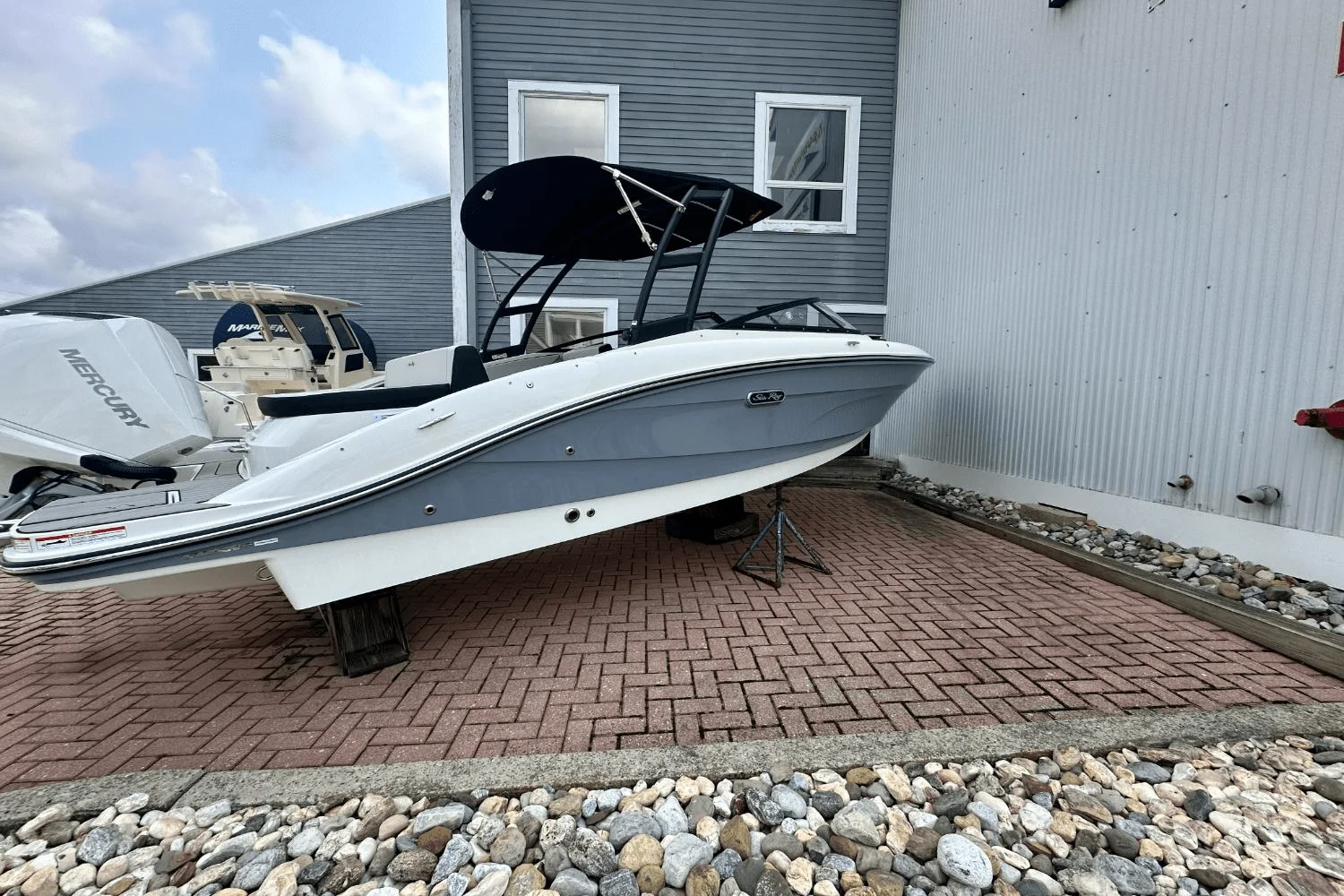 2025 Sea Ray SPX 210 Outboard Image Thumbnail #3